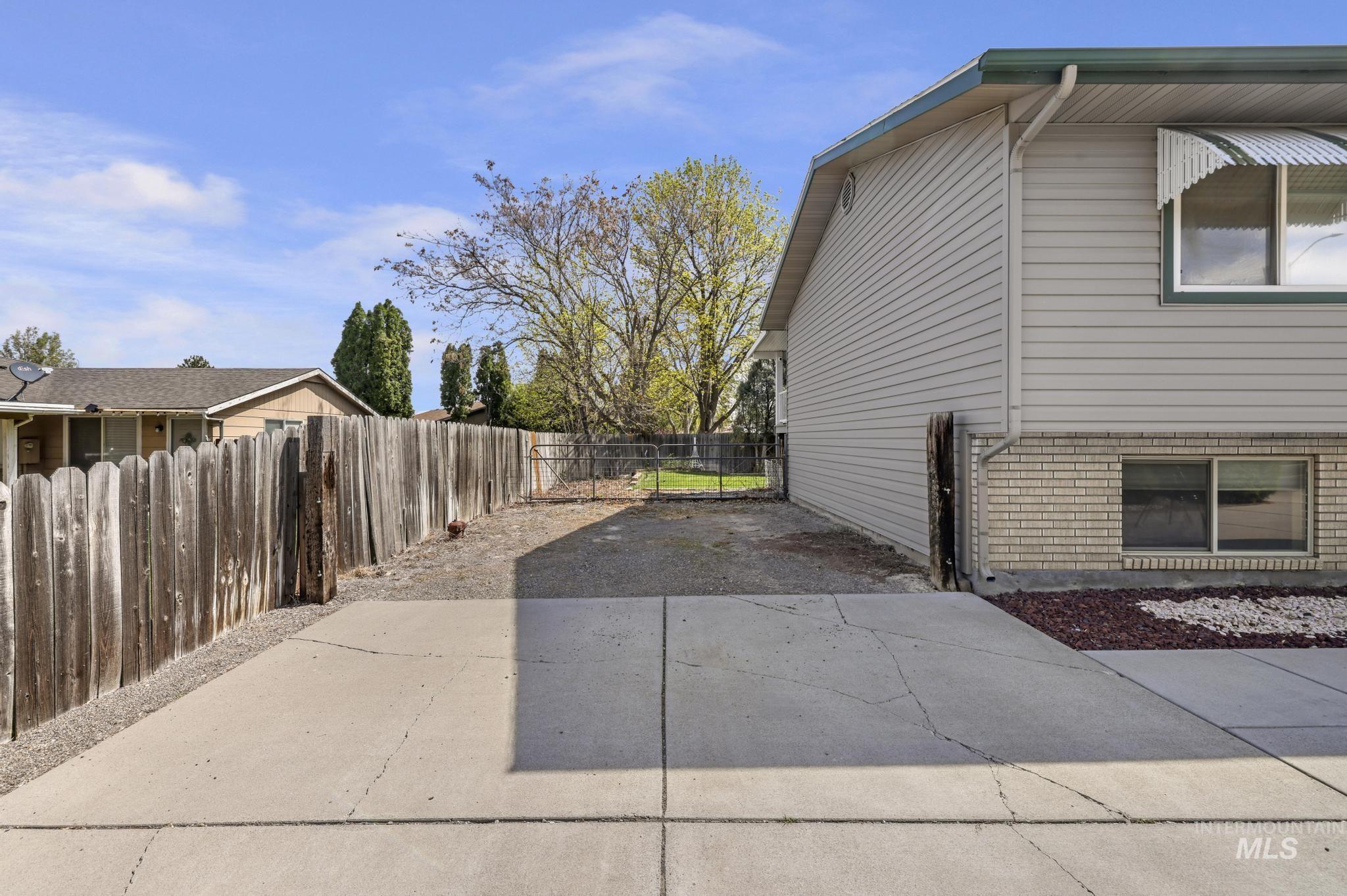 998 N Locust, Twin Falls, Idaho 83301, 4 Bedrooms, 2 Bathrooms, Residential For Sale, Price $385,000, 98981214