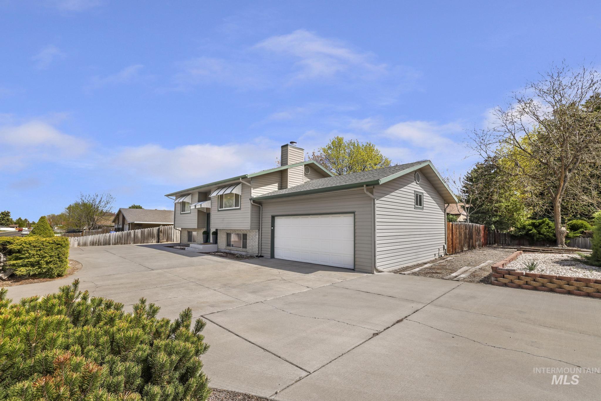 998 N Locust, Twin Falls, Idaho 83301, 4 Bedrooms, 2 Bathrooms, Residential For Sale, Price $385,000, 98981214