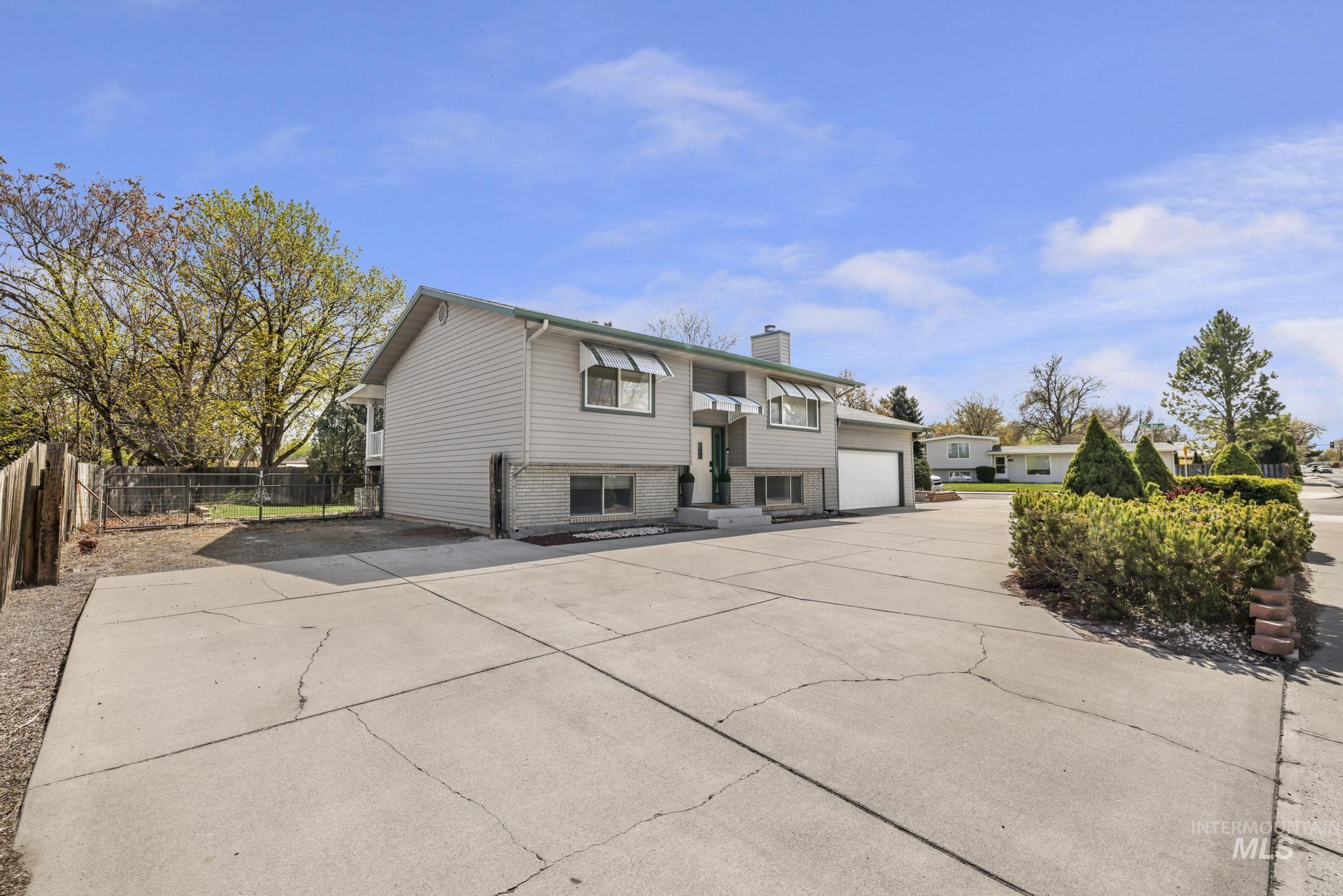 998 N Locust, Twin Falls, Idaho 83301, 4 Bedrooms, 2 Bathrooms, Residential For Sale, Price $385,000, 98981214