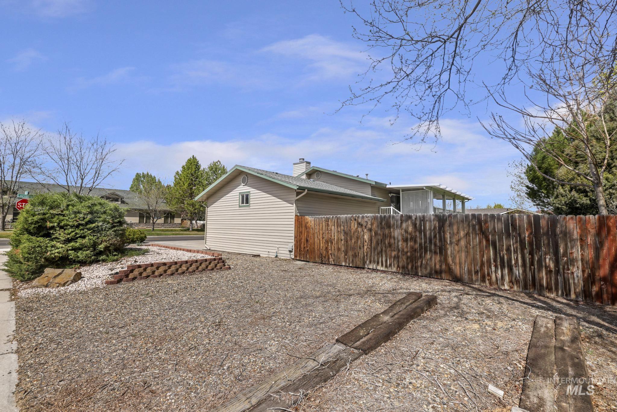 998 N Locust, Twin Falls, Idaho 83301, 4 Bedrooms, 2 Bathrooms, Residential For Sale, Price $385,000, 98981214