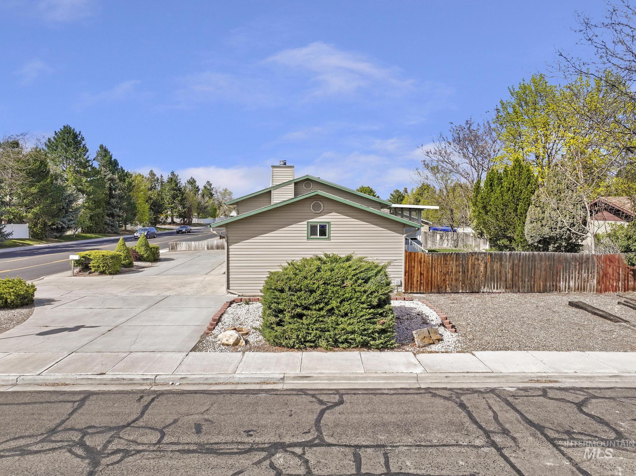 998 N Locust, Twin Falls, Idaho 83301, 4 Bedrooms, 2 Bathrooms, Residential For Sale, Price $385,000, 98981214