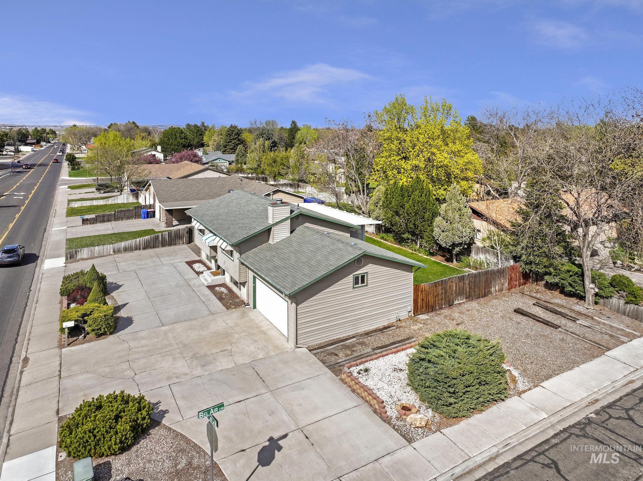 998 N Locust, Twin Falls, Idaho 83301, 4 Bedrooms, 2 Bathrooms, Residential For Sale, Price $385,000, 98981214