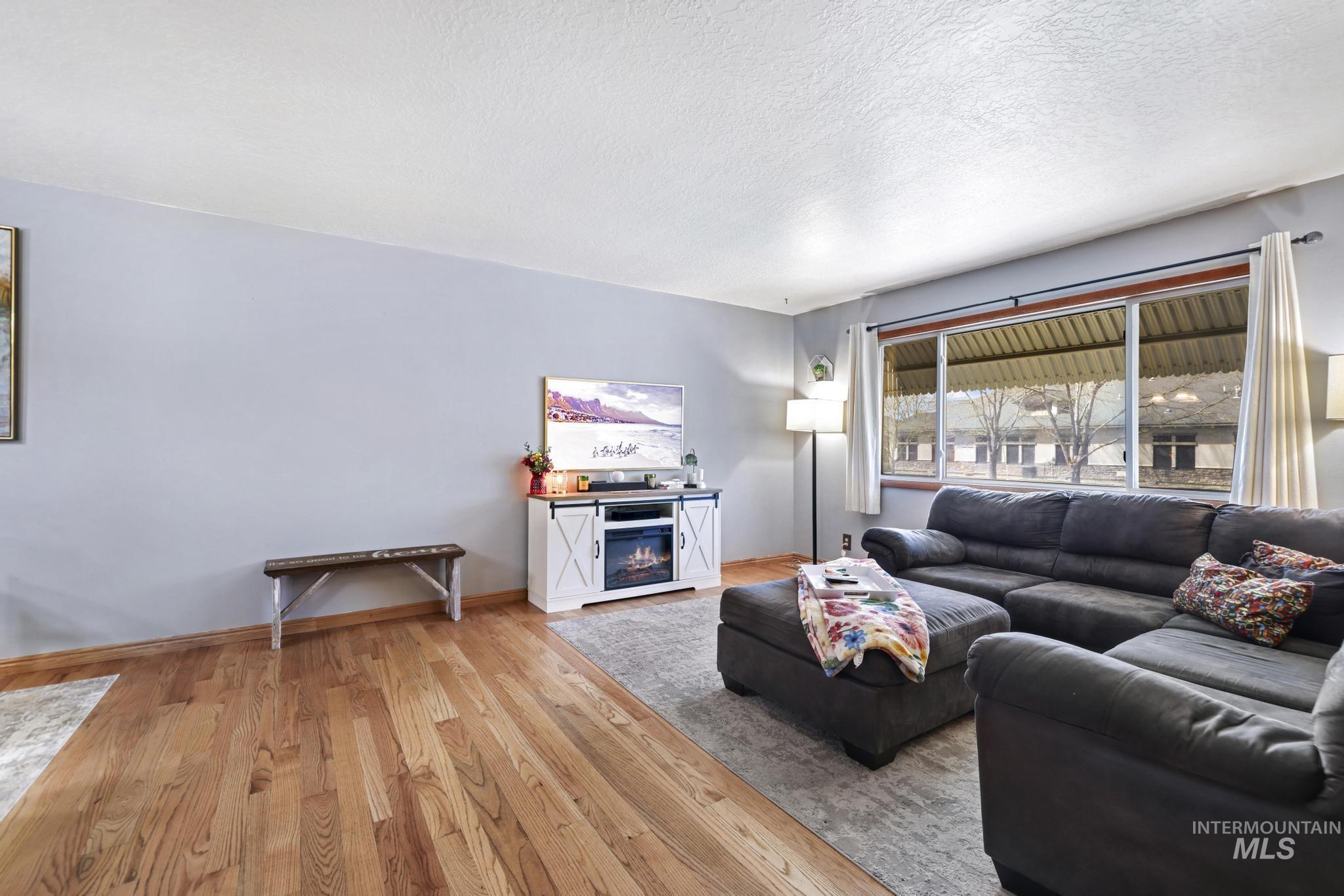 998 N Locust, Twin Falls, Idaho 83301, 4 Bedrooms, 2 Bathrooms, Residential For Sale, Price $385,000, 98981214