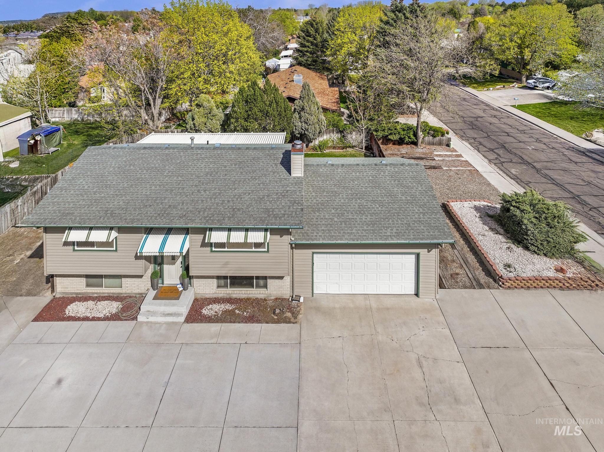998 N Locust, Twin Falls, Idaho 83301, 4 Bedrooms, 2 Bathrooms, Residential For Sale, Price $385,000, 98981214