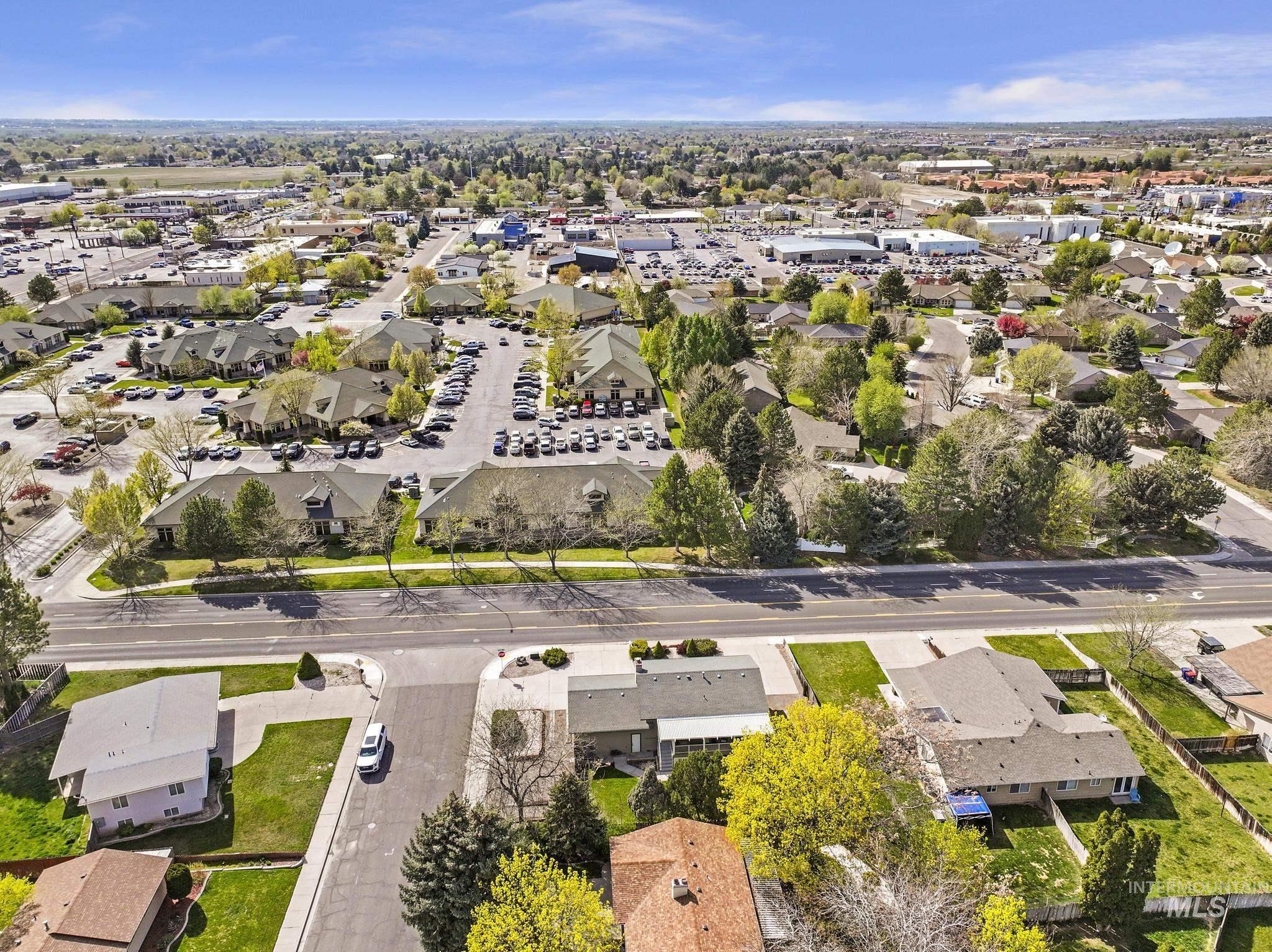 998 N Locust, Twin Falls, Idaho 83301, 4 Bedrooms, 2 Bathrooms, Residential For Sale, Price $385,000, 98981214