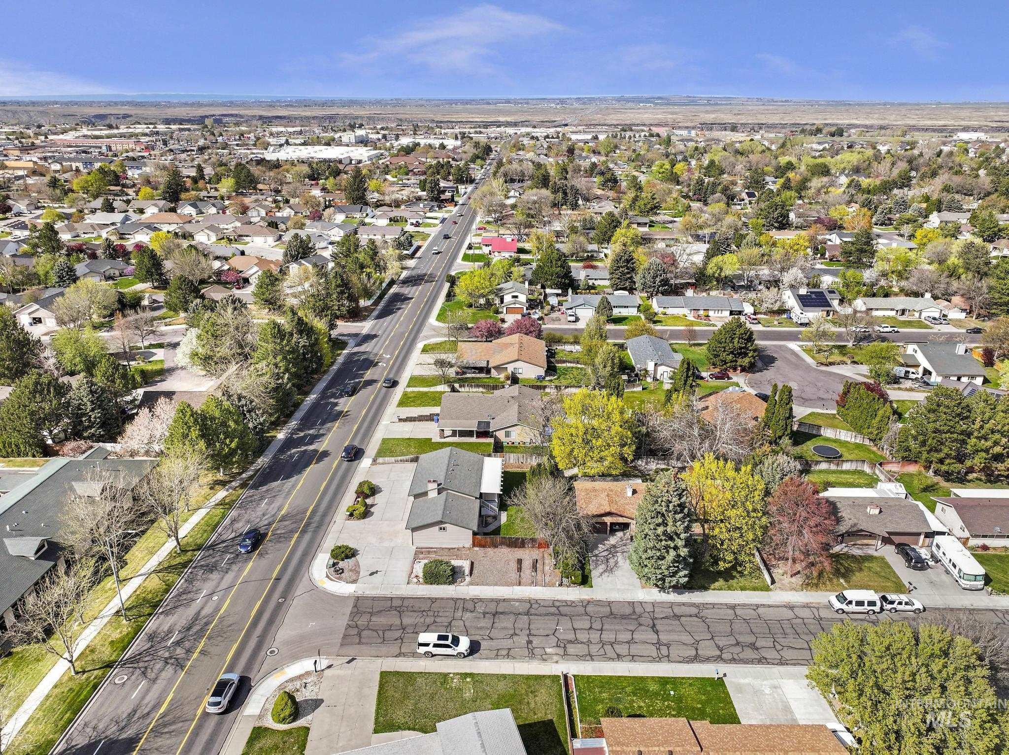 998 N Locust, Twin Falls, Idaho 83301, 4 Bedrooms, 2 Bathrooms, Residential For Sale, Price $385,000, 98981214