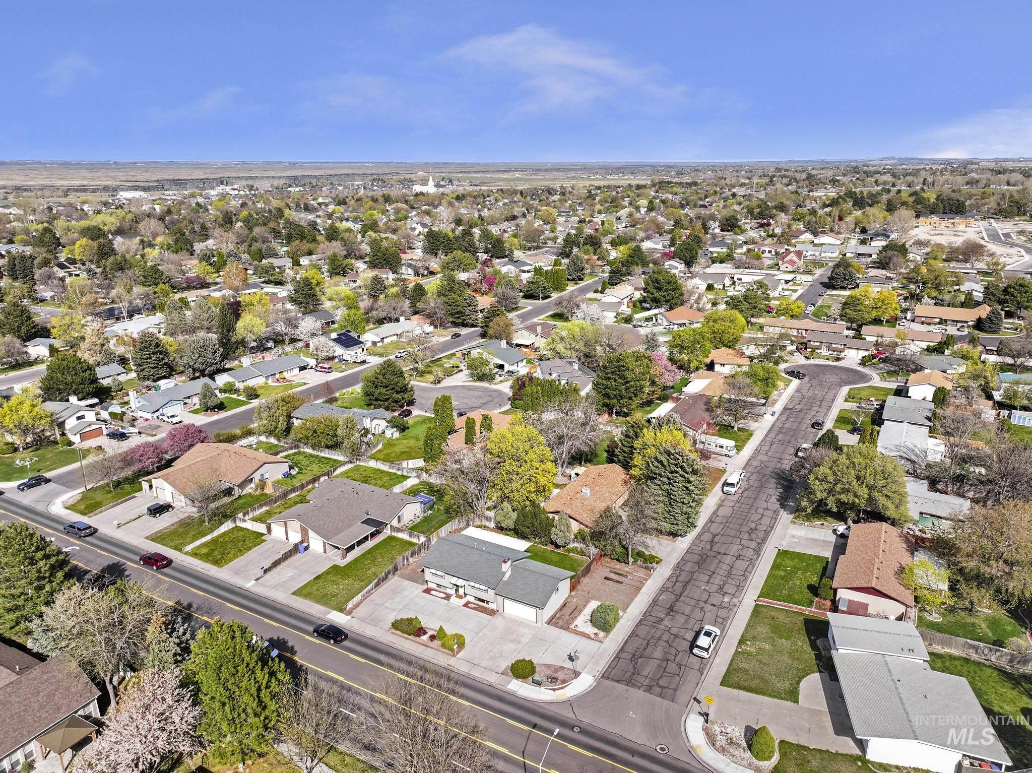 998 N Locust, Twin Falls, Idaho 83301, 4 Bedrooms, 2 Bathrooms, Residential For Sale, Price $385,000, 98981214