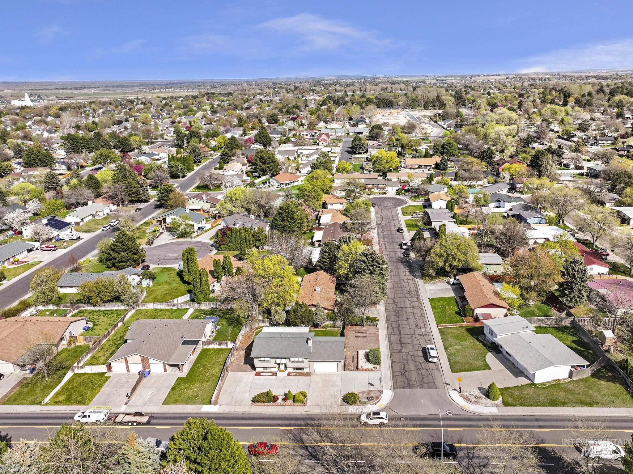 998 N Locust, Twin Falls, Idaho 83301, 4 Bedrooms, 2 Bathrooms, Residential For Sale, Price $385,000, 98981214