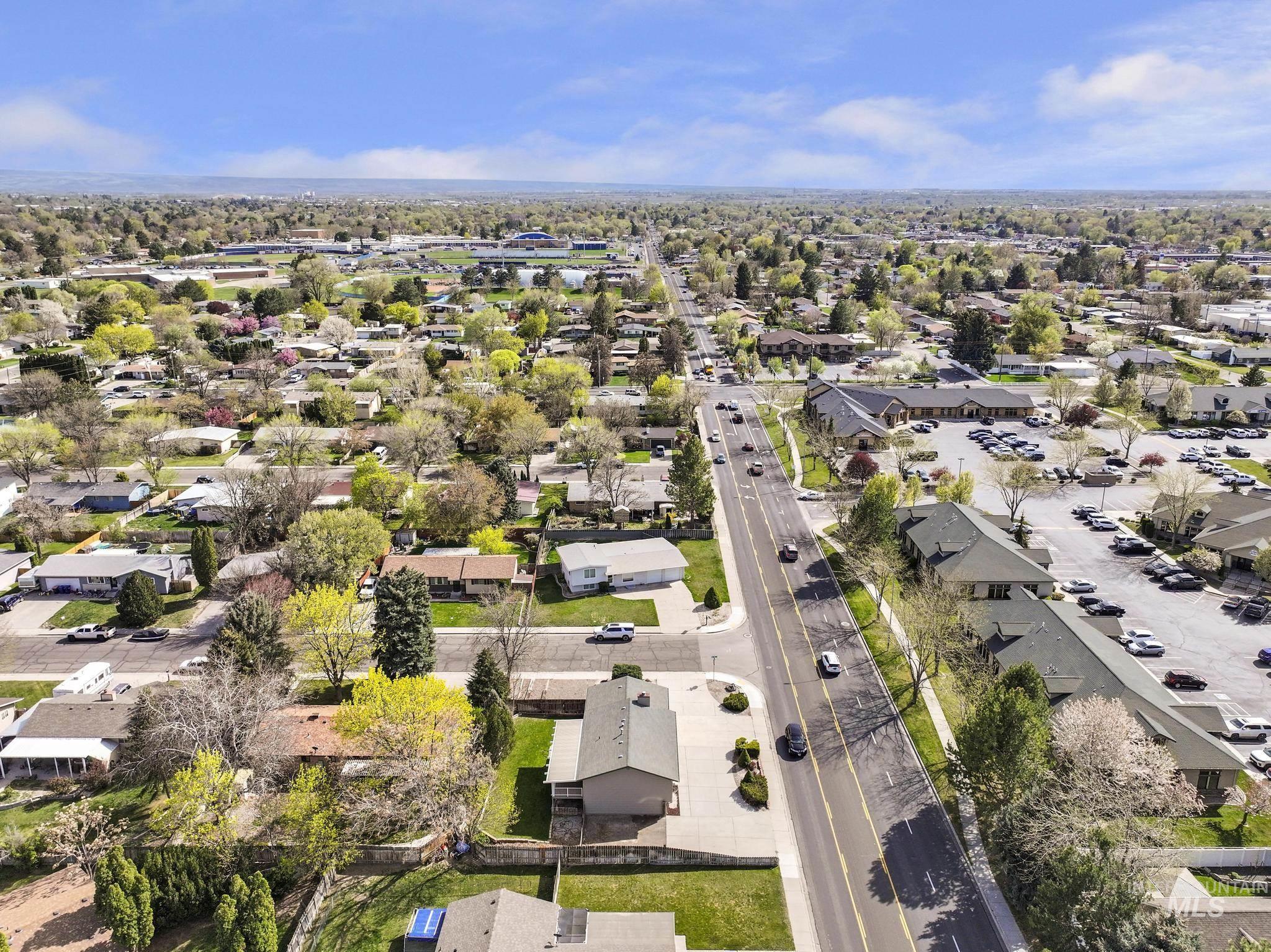 998 N Locust, Twin Falls, Idaho 83301, 4 Bedrooms, 2 Bathrooms, Residential For Sale, Price $385,000, 98981214