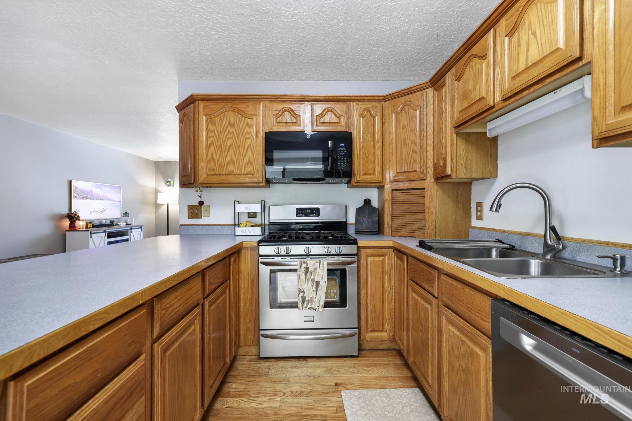 998 N Locust, Twin Falls, Idaho 83301, 4 Bedrooms, 2 Bathrooms, Residential For Sale, Price $385,000, 98981214