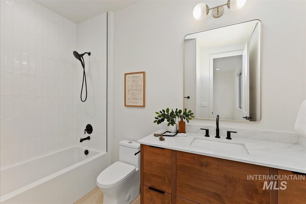 8085 Quail Hollow Dr, Middleton, Idaho 83644, 4 Bedrooms, 4.5 Bathrooms, Residential For Sale, Price $1,699,900, 98981220