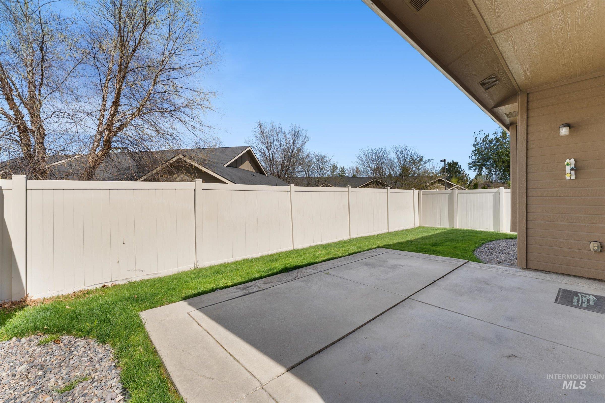 2254 S Blackspur Way, Meridian, Idaho 83642-7496, 2 Bedrooms, 2 Bathrooms, Residential For Sale, Price $400,000, 98981240