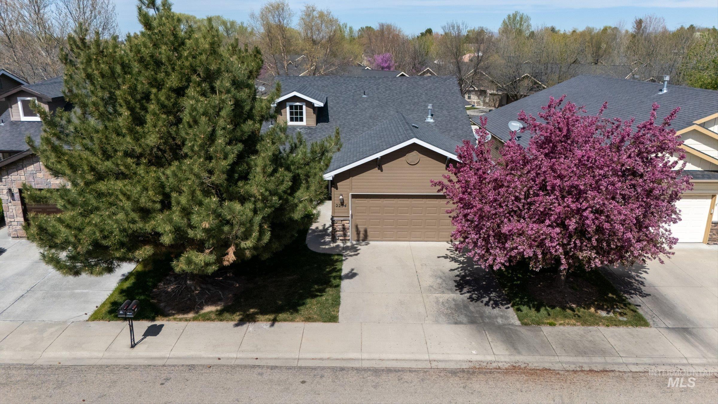 2254 S Blackspur Way, Meridian, Idaho 83642-7496, 2 Bedrooms, 2 Bathrooms, Residential For Sale, Price $400,000, 98981240