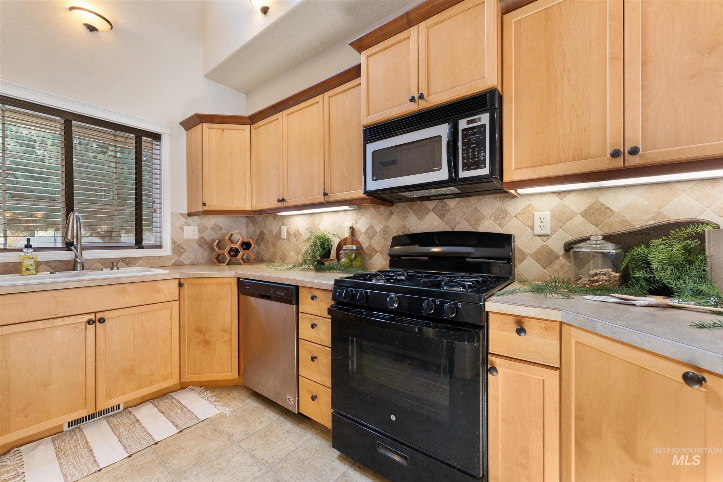 2254 S Blackspur Way, Meridian, Idaho 83642-7496, 2 Bedrooms, 2 Bathrooms, Residential For Sale, Price $400,000, 98981240