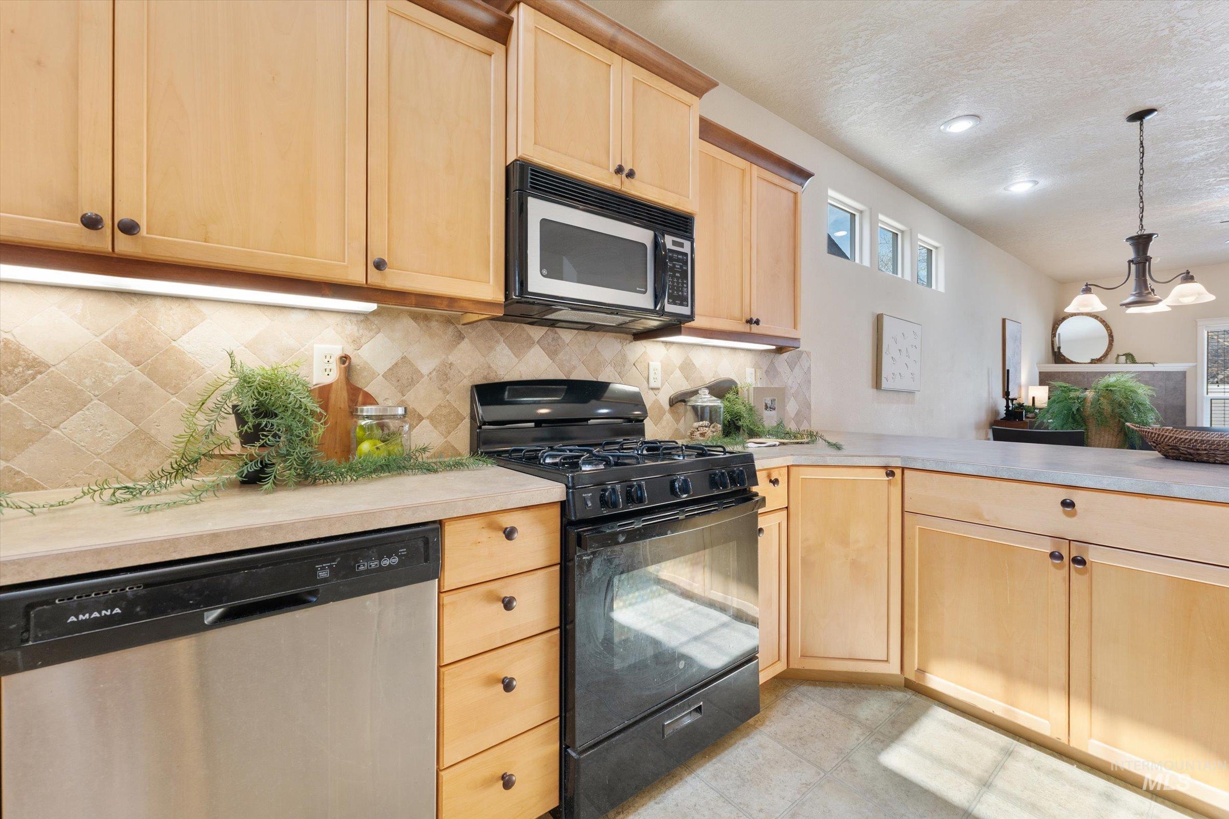 2254 S Blackspur Way, Meridian, Idaho 83642-7496, 2 Bedrooms, 2 Bathrooms, Residential For Sale, Price $400,000, 98981240