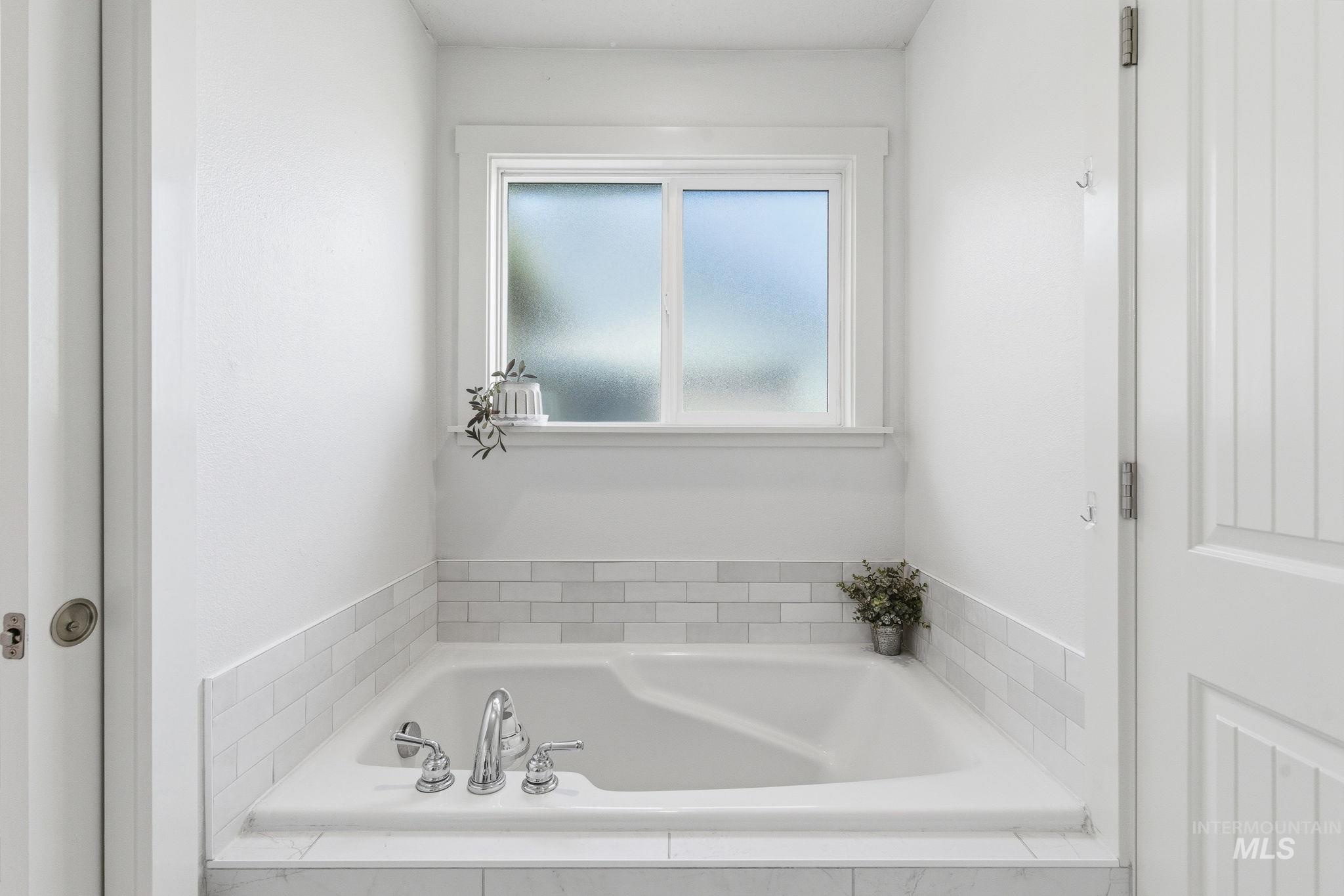 1032 W White Sands, Meridian, Idaho 83646, 3 Bedrooms, 2 Bathrooms, Residential For Sale, Price $499,900, 98981274