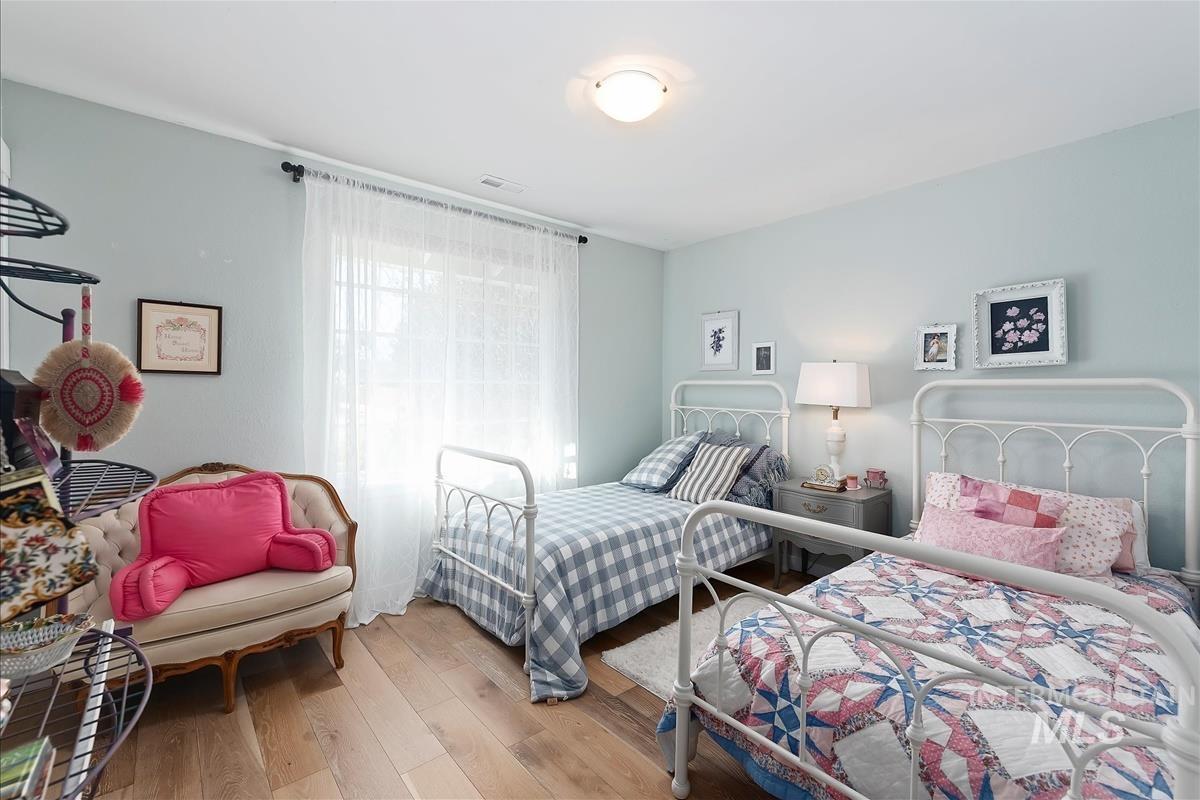 206 N Northview Dr, Eagle, Idaho 83616, 3 Bedrooms, 2 Bathrooms, Residential For Sale, Price $565,000, 98981280