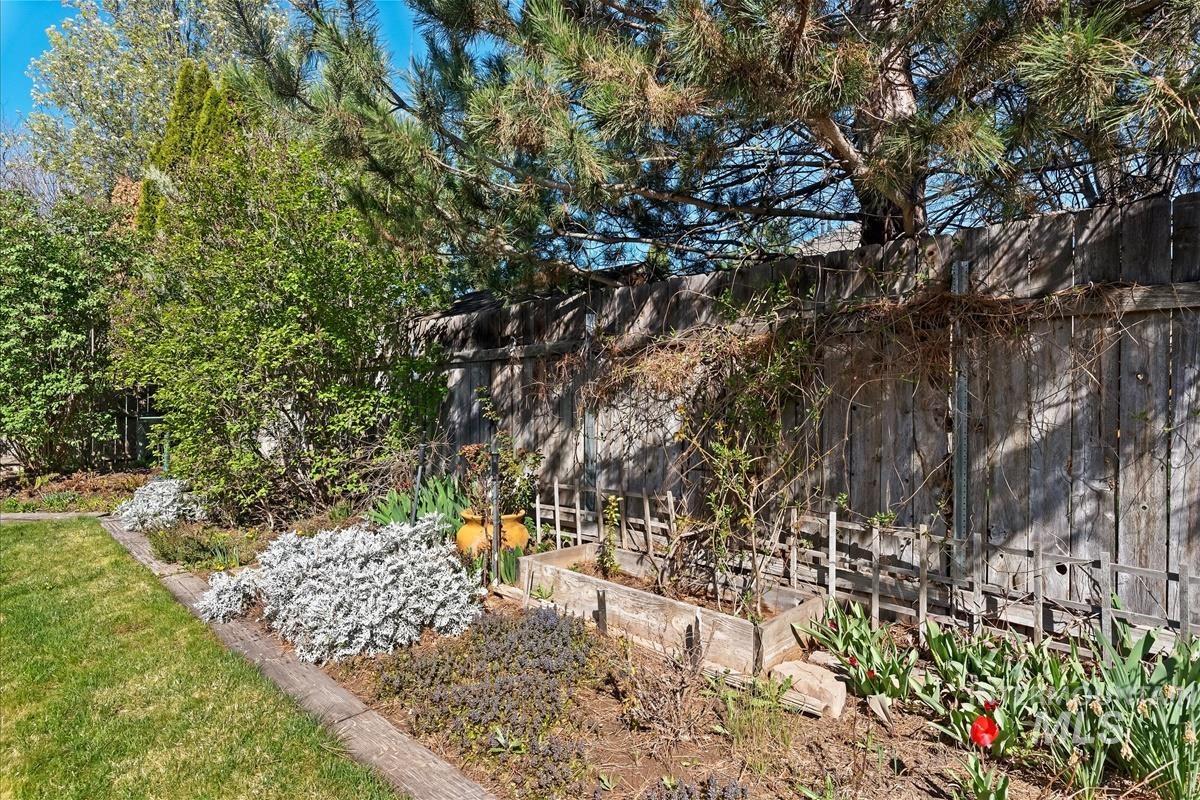 206 N Northview Dr, Eagle, Idaho 83616, 3 Bedrooms, 2 Bathrooms, Residential For Sale, Price $565,000, 98981280