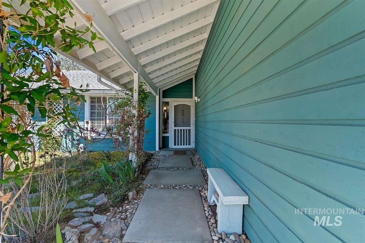 206 N Northview Dr, Eagle, Idaho 83616, 3 Bedrooms, 2 Bathrooms, Residential For Sale, Price $565,000, 98981280