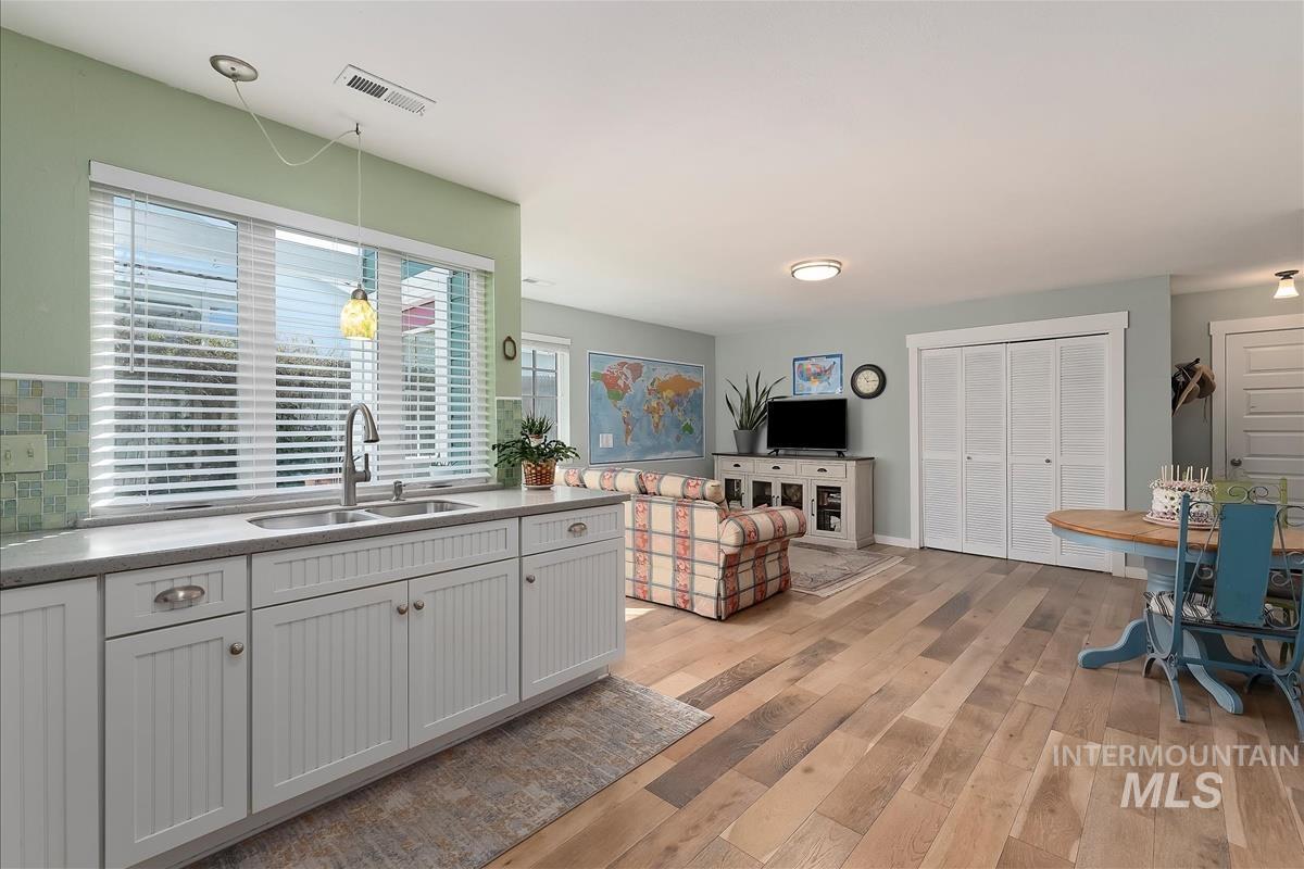 206 N Northview Dr, Eagle, Idaho 83616, 3 Bedrooms, 2 Bathrooms, Residential For Sale, Price $565,000, 98981280