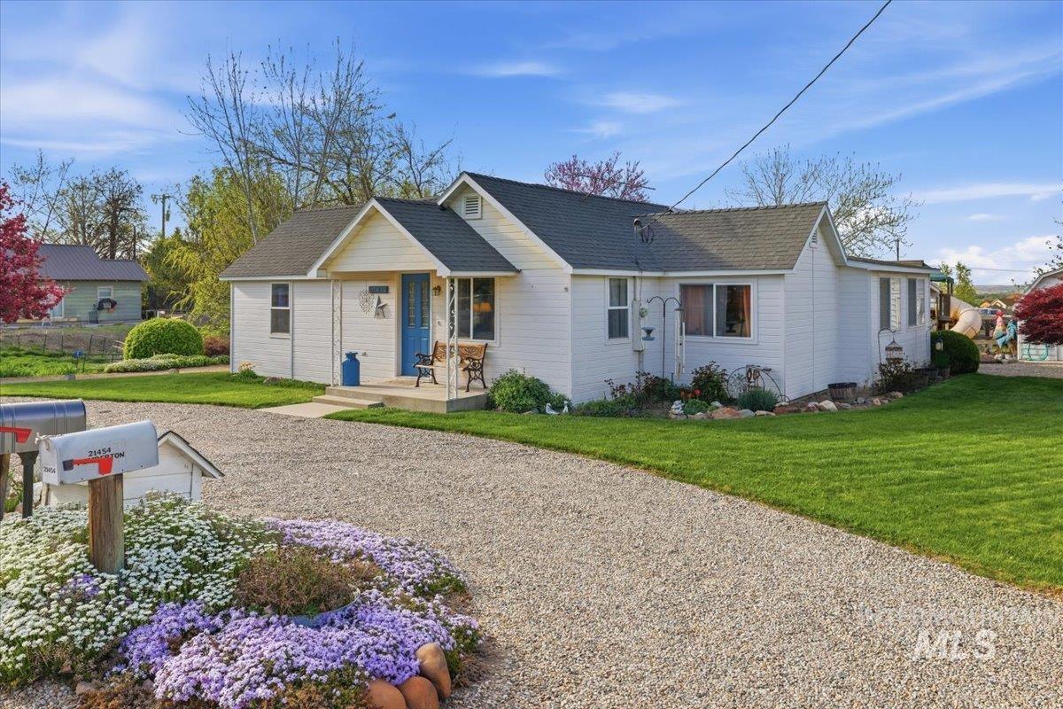 21454 Binford Dr, Greenleaf, Idaho 83626, 2 Bedrooms, 2 Bathrooms, Residential For Sale, Price $395,000, 98981311