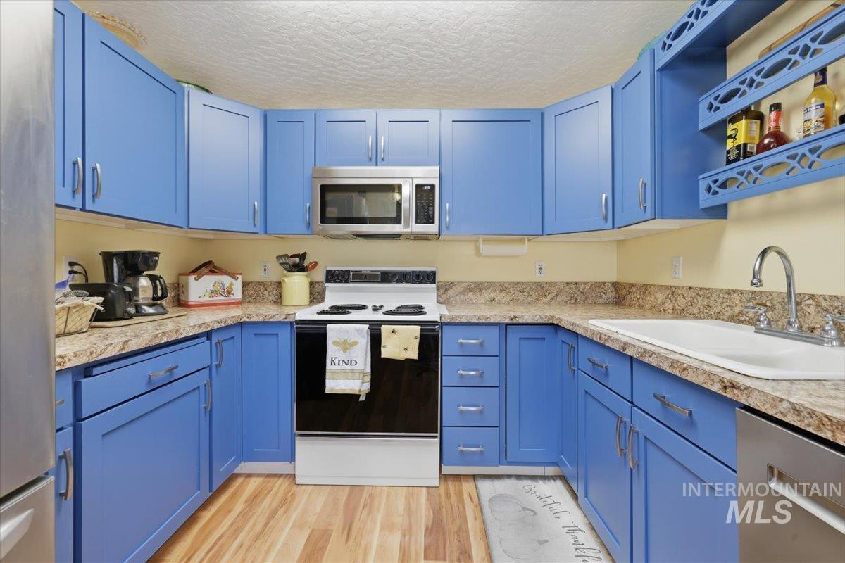 21454 Binford Dr, Greenleaf, Idaho 83626, 2 Bedrooms, 2 Bathrooms, Residential For Sale, Price $395,000, 98981311