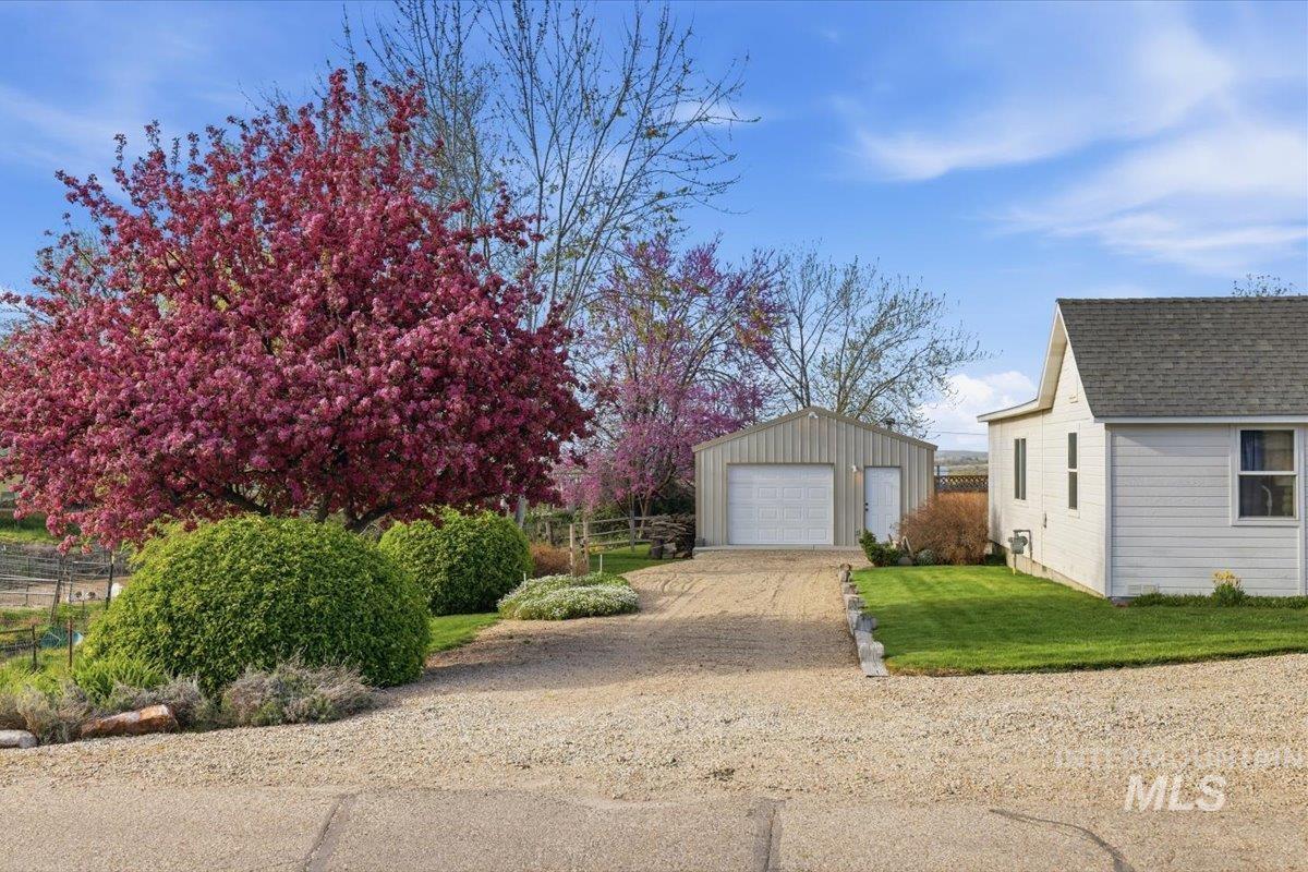 21454 Binford Dr, Greenleaf, Idaho 83626, 2 Bedrooms, 2 Bathrooms, Residential For Sale, Price $395,000, 98981311