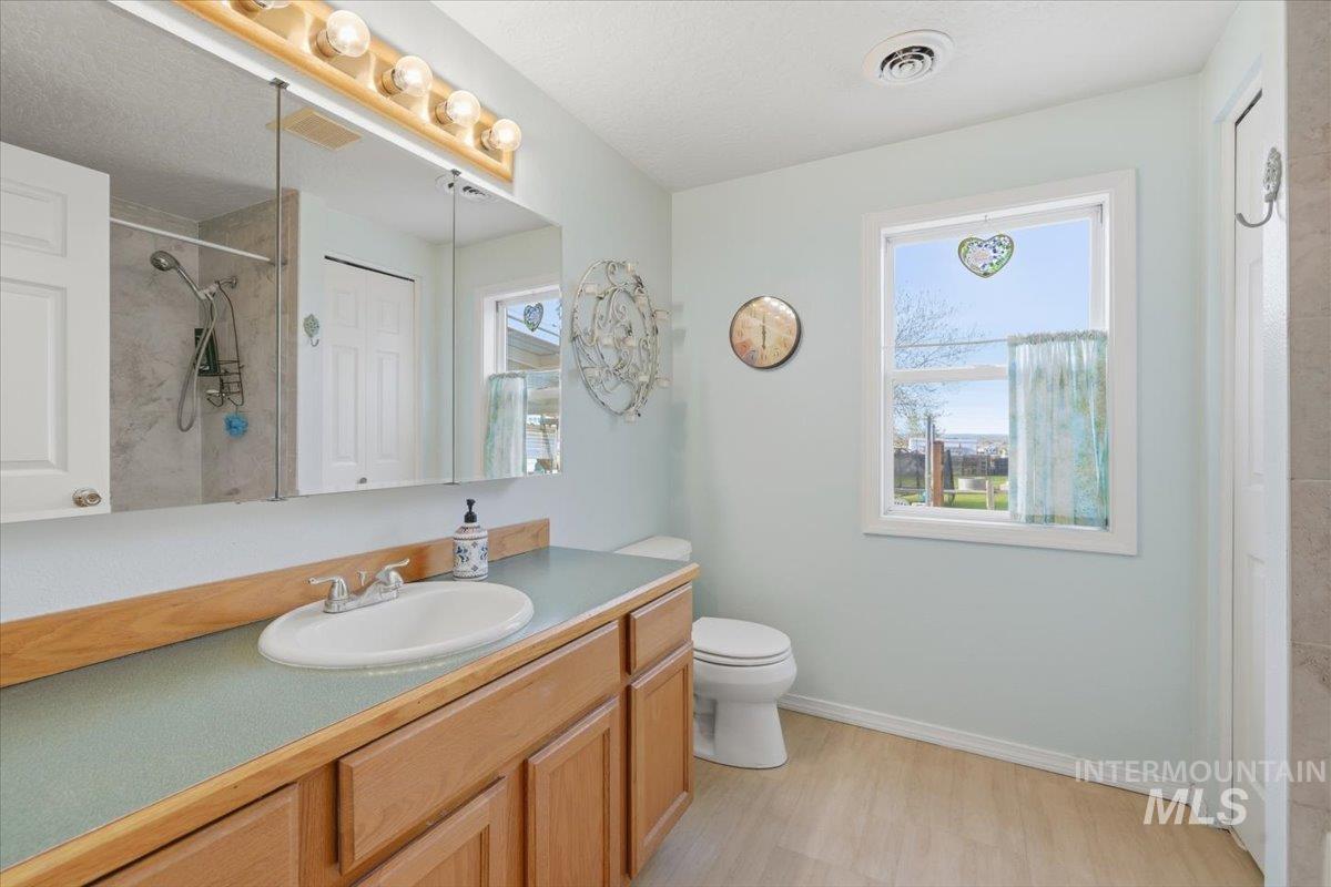 21454 Binford Dr, Greenleaf, Idaho 83626, 2 Bedrooms, 2 Bathrooms, Residential For Sale, Price $395,000, 98981311