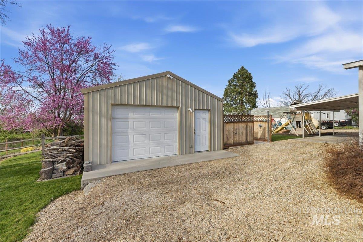 21454 Binford Dr, Greenleaf, Idaho 83626, 2 Bedrooms, 2 Bathrooms, Residential For Sale, Price $395,000, 98981311