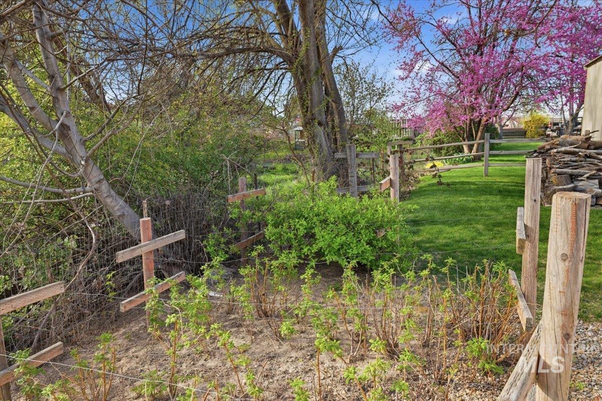 21454 Binford Dr, Greenleaf, Idaho 83626, 2 Bedrooms, 2 Bathrooms, Residential For Sale, Price $395,000, 98981311