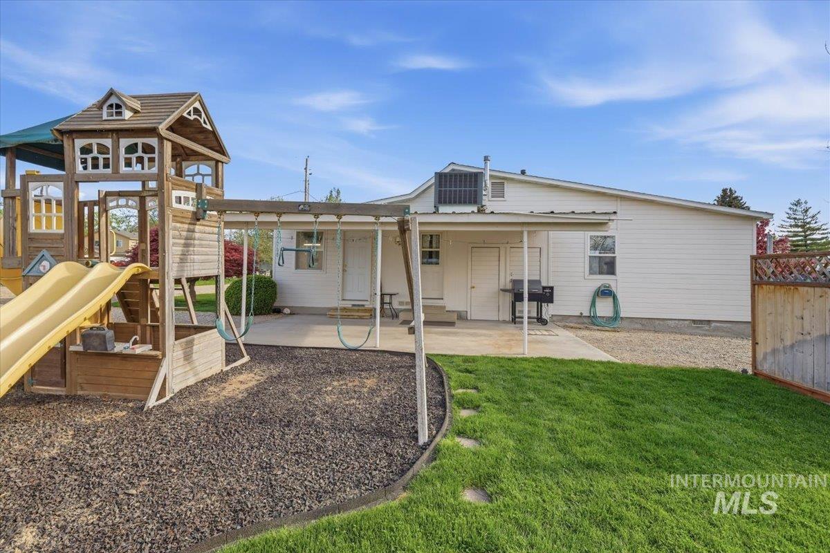 21454 Binford Dr, Greenleaf, Idaho 83626, 2 Bedrooms, 2 Bathrooms, Residential For Sale, Price $395,000, 98981311