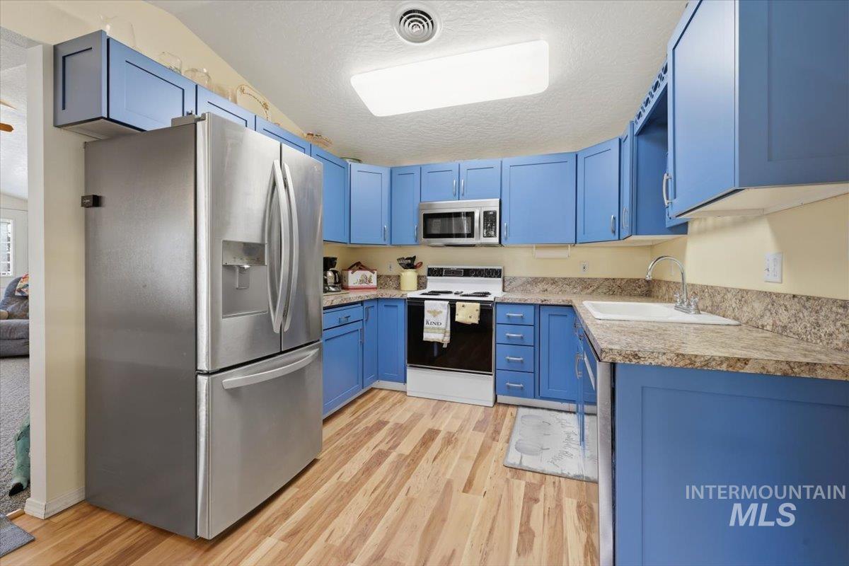 21454 Binford Dr, Greenleaf, Idaho 83626, 2 Bedrooms, 2 Bathrooms, Residential For Sale, Price $395,000, 98981311