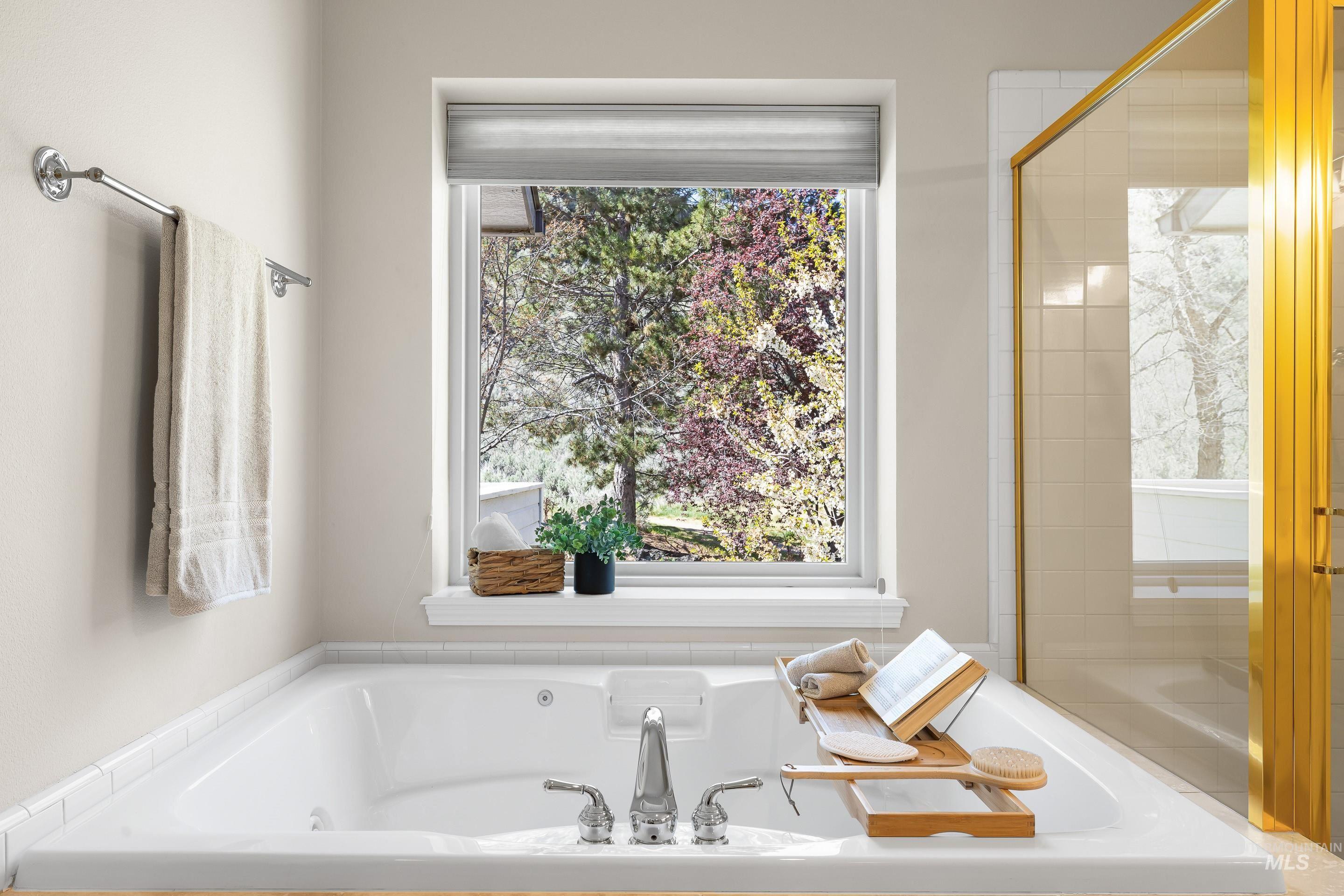 5663 E Gateway Dr, Boise, Idaho 83716, 5 Bedrooms, 3 Bathrooms, Residential For Sale, Price $1,049,000, 98981314