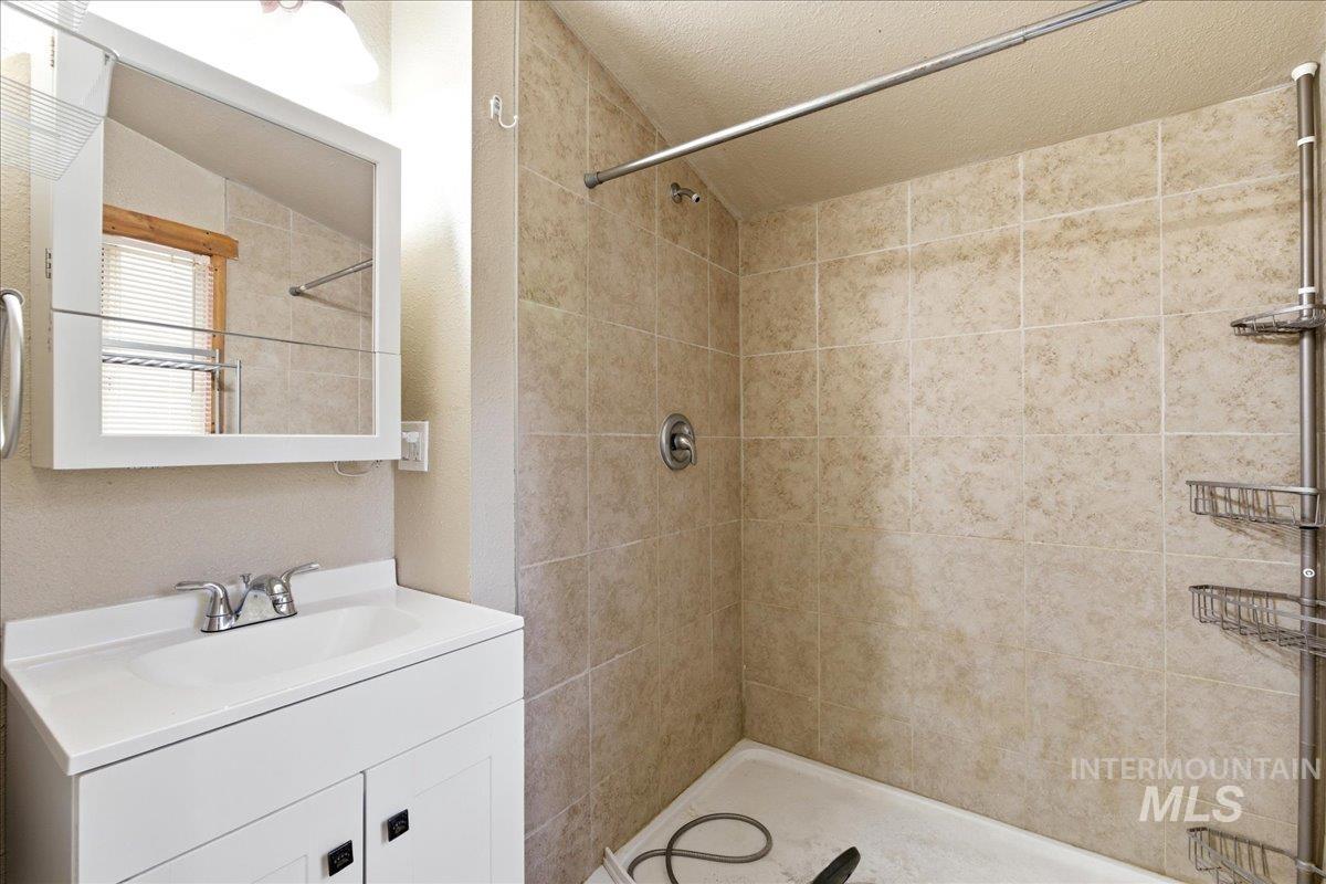 6 Rattlesnake Rd, Boise, Idaho 83716-3102, 2 Bedrooms, 1 Bathroom, Residential For Sale, Price $330,000, 98981325