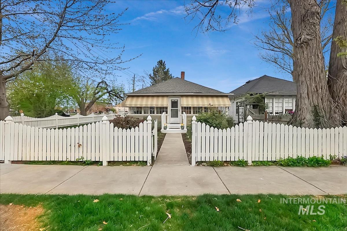304 E Broadway Ave, Meridian, Idaho 83642, 2 Bedrooms, 1 Bathroom, Residential For Sale, Price $399,900, 98981334