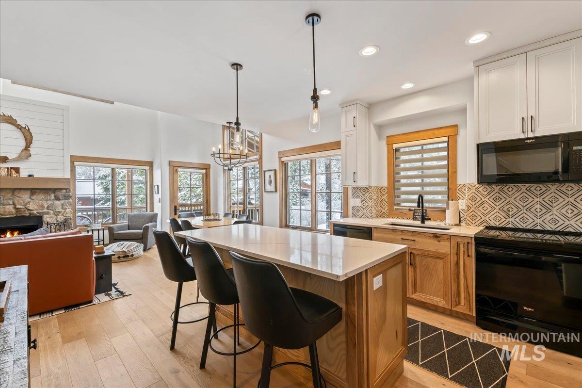 69 Golden Bar Ct., Donnelly, Idaho 83615, 2 Bedrooms, 3 Bathrooms, Residential For Sale, Price $1,400,000,MLS 98981387