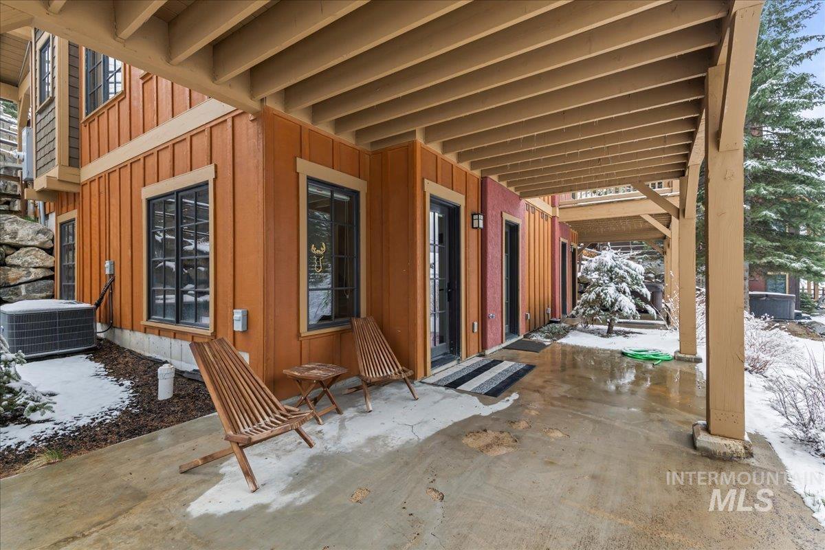 69 Golden Bar Ct., Donnelly, Idaho 83615, 2 Bedrooms, 3 Bathrooms, Residential For Sale, Price $1,400,000,MLS 98981387