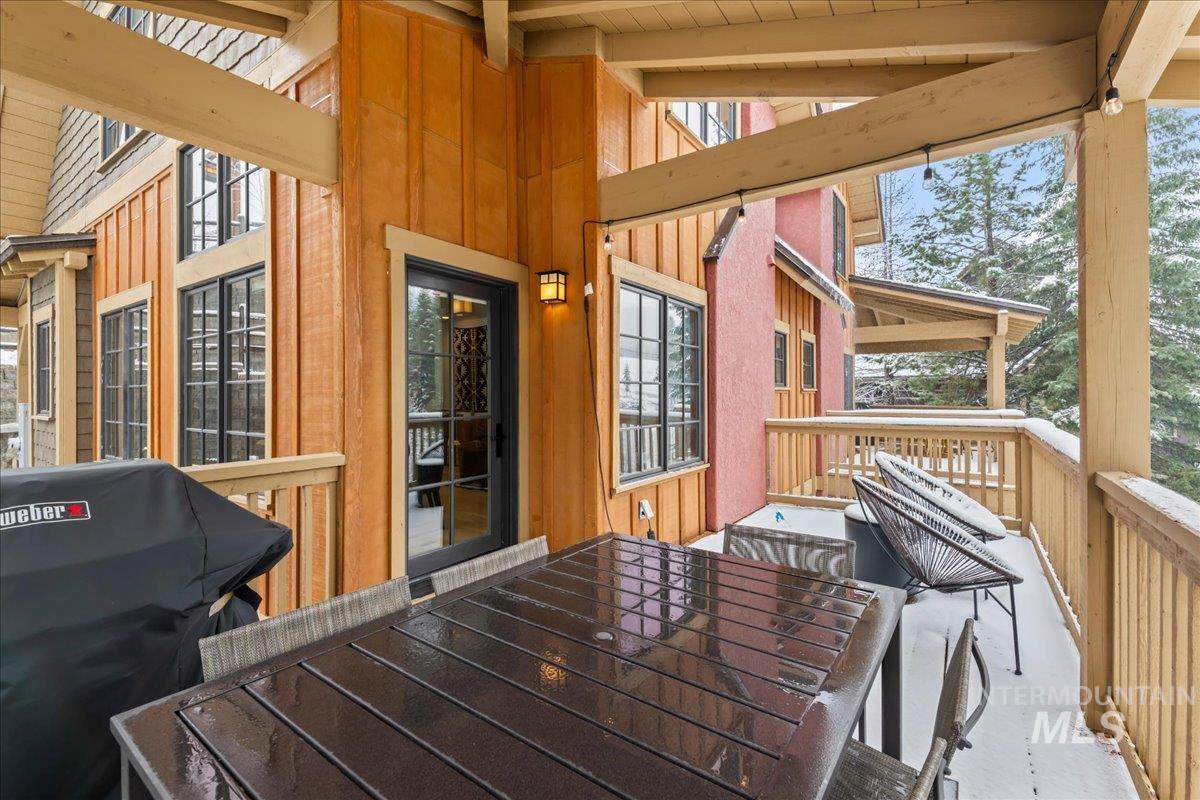 69 Golden Bar Ct., Donnelly, Idaho 83615, 2 Bedrooms, 3 Bathrooms, Residential For Sale, Price $1,400,000,MLS 98981387