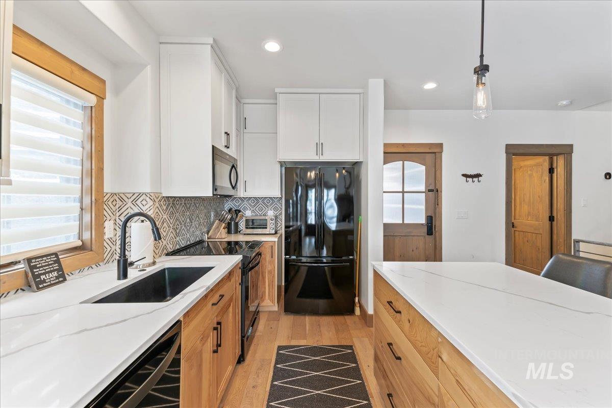 69 Golden Bar Ct., Donnelly, Idaho 83615, 2 Bedrooms, 3 Bathrooms, Residential For Sale, Price $1,400,000,MLS 98981387