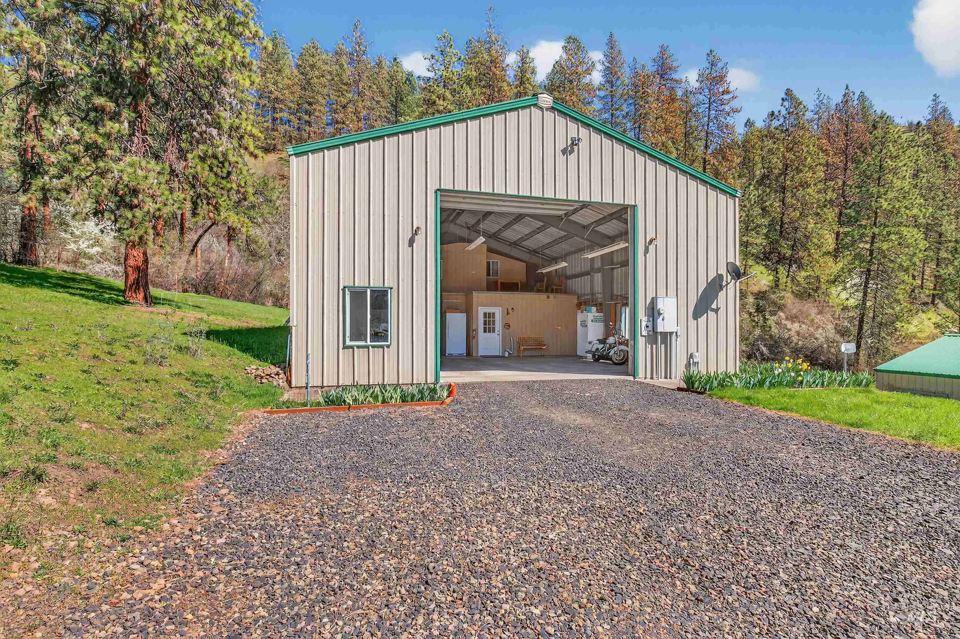 115 Weedmark Way, Kamiah, Idaho 83536, 2 Bedrooms, 1 Bathroom, Residential For Sale, Price $579,000,MLS 98981420