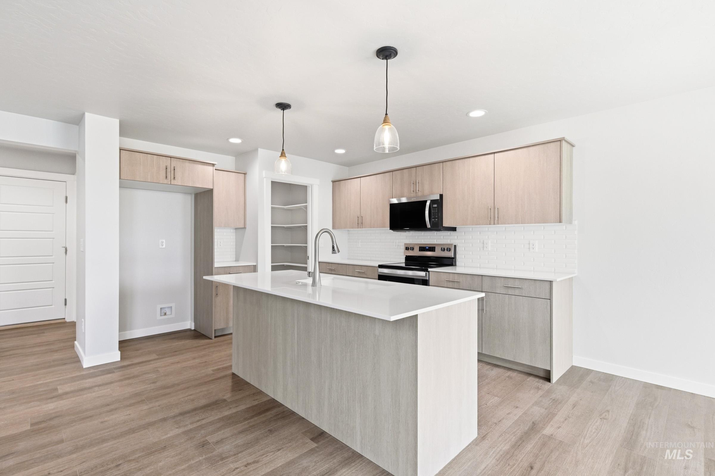 6671 W Plateau Creek Dr, Meridian, Idaho 83646, 3 Bedrooms, 2.5 Bathrooms, Residential For Sale, Price $472,990, 98981575