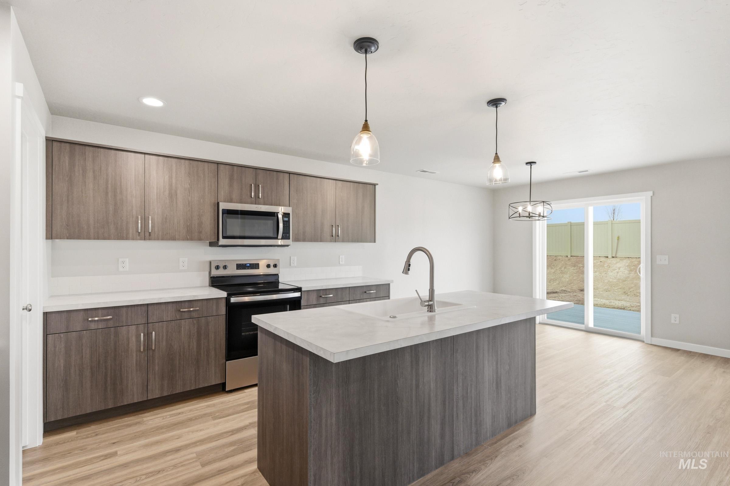 33 S Sweetgrass Ave, Nampa, Idaho 83651, 3 Bedrooms, 2.5 Bathrooms, Residential For Sale, Price $409,990, 98981618