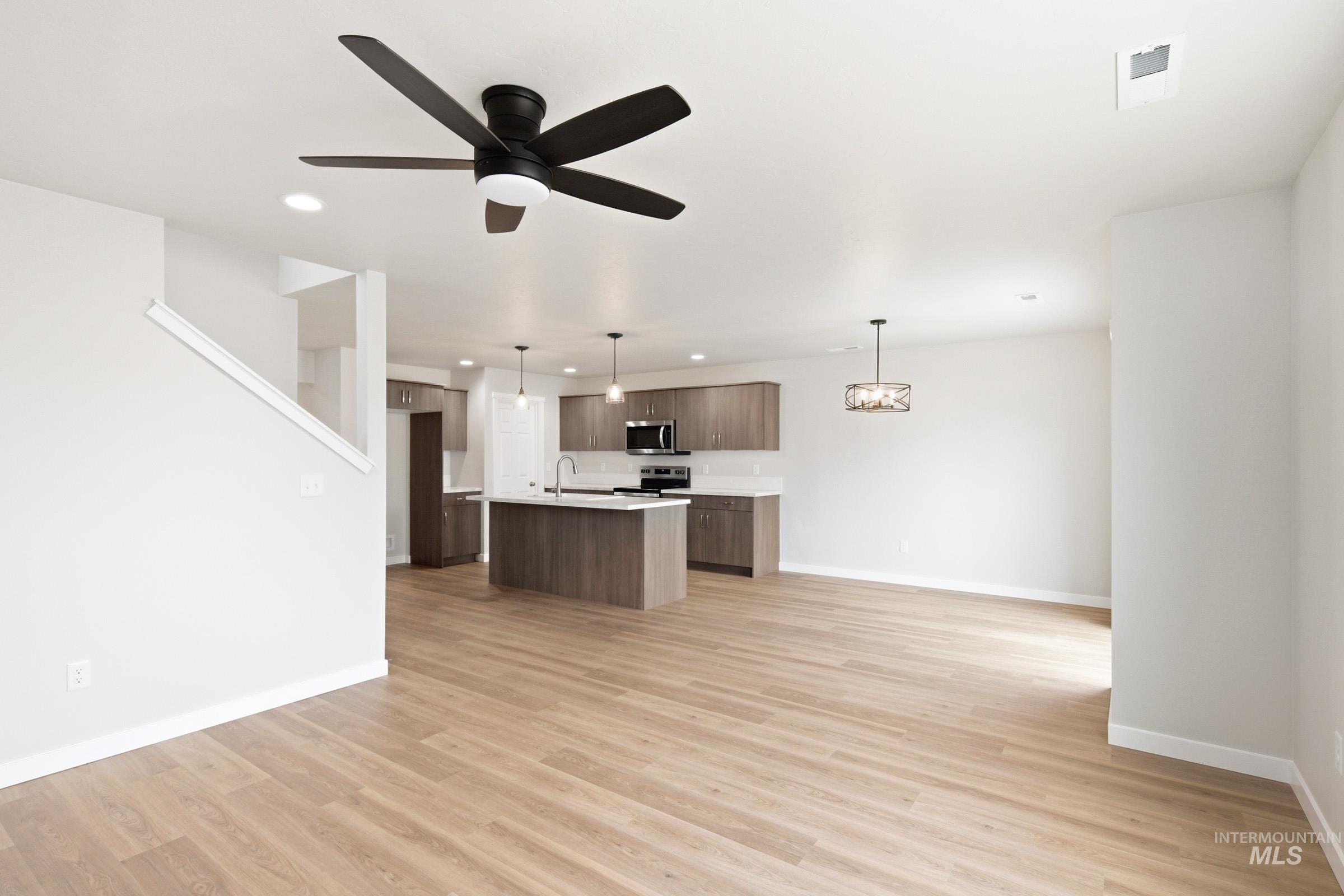 33 S Sweetgrass Ave, Nampa, Idaho 83651, 3 Bedrooms, 2.5 Bathrooms, Residential For Sale, Price $409,990, 98981618