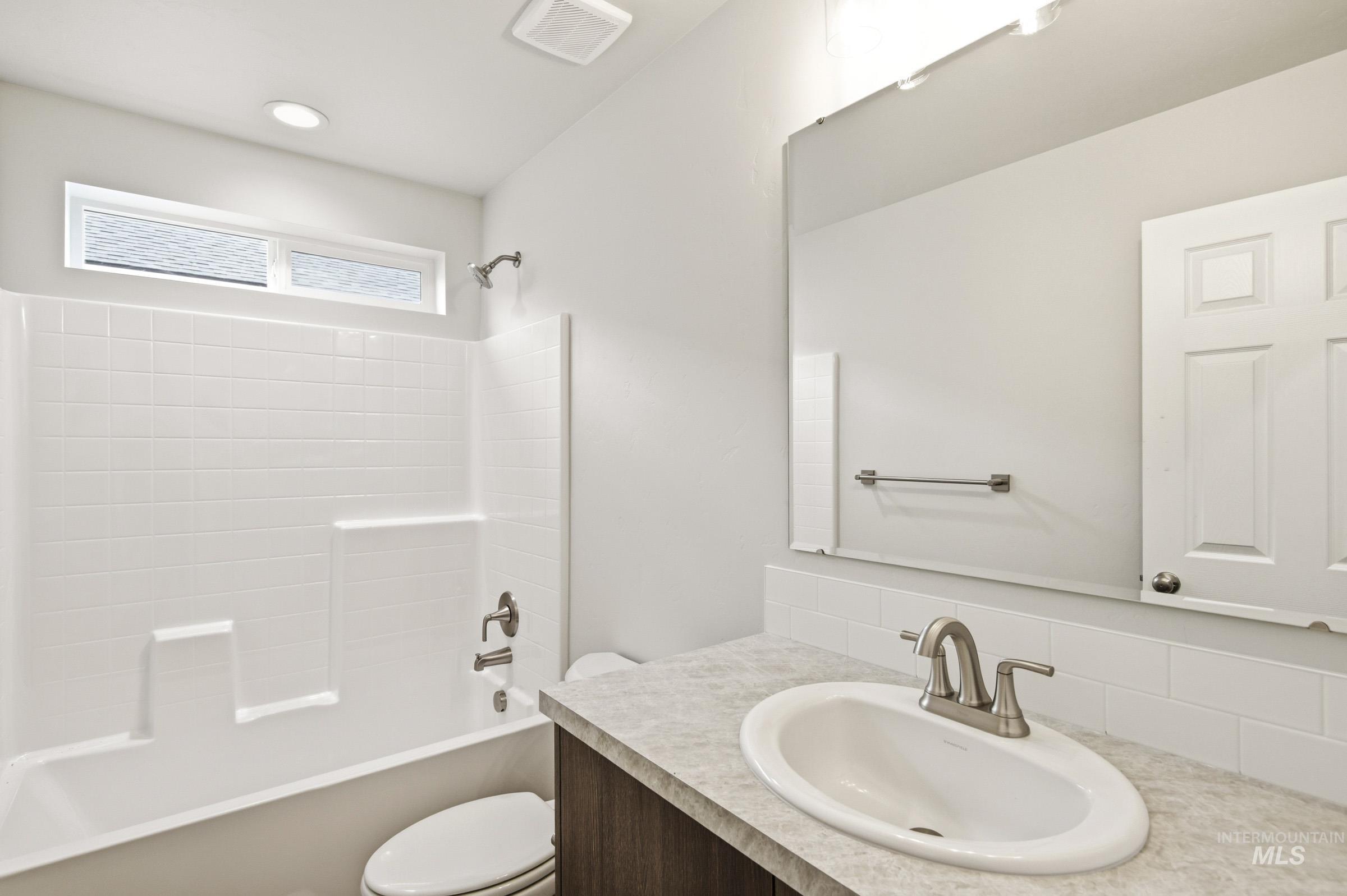 33 S Sweetgrass Ave, Nampa, Idaho 83651, 3 Bedrooms, 2.5 Bathrooms, Residential For Sale, Price $409,990, 98981618