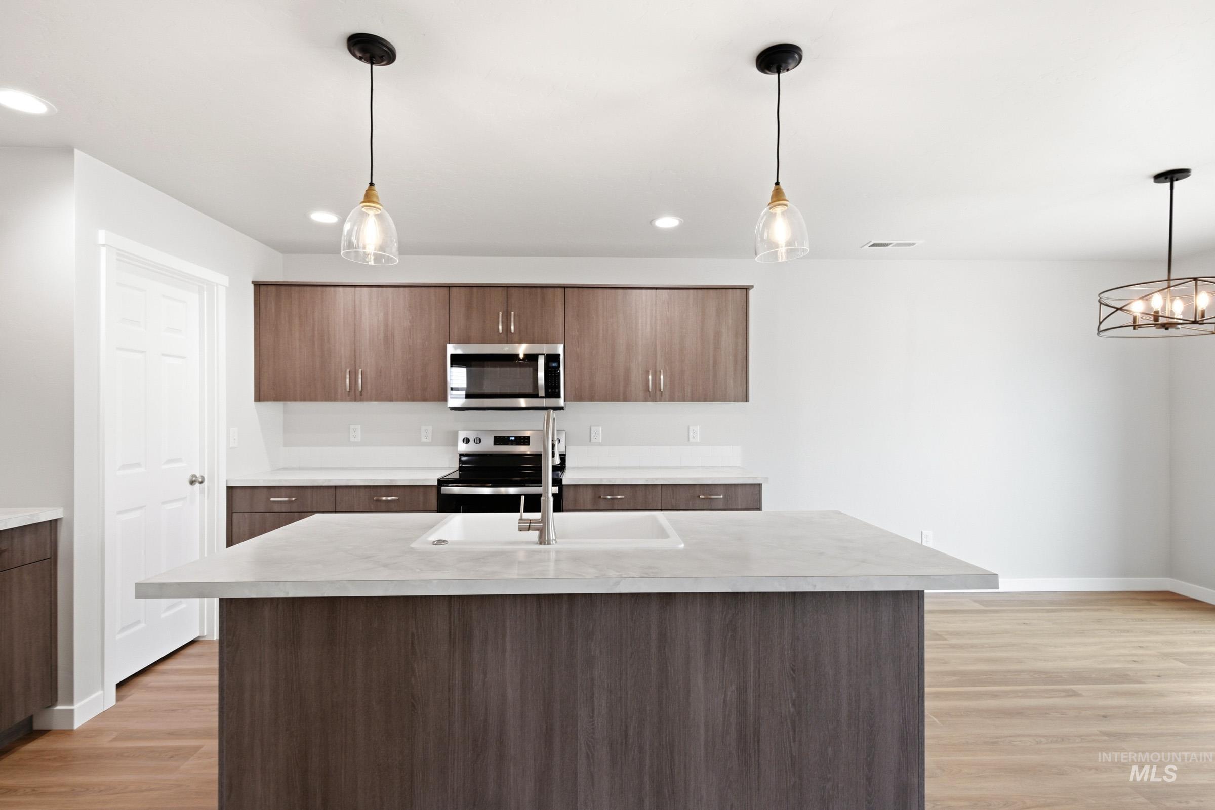 33 S Sweetgrass Ave, Nampa, Idaho 83651, 3 Bedrooms, 2.5 Bathrooms, Residential For Sale, Price $409,990, 98981618