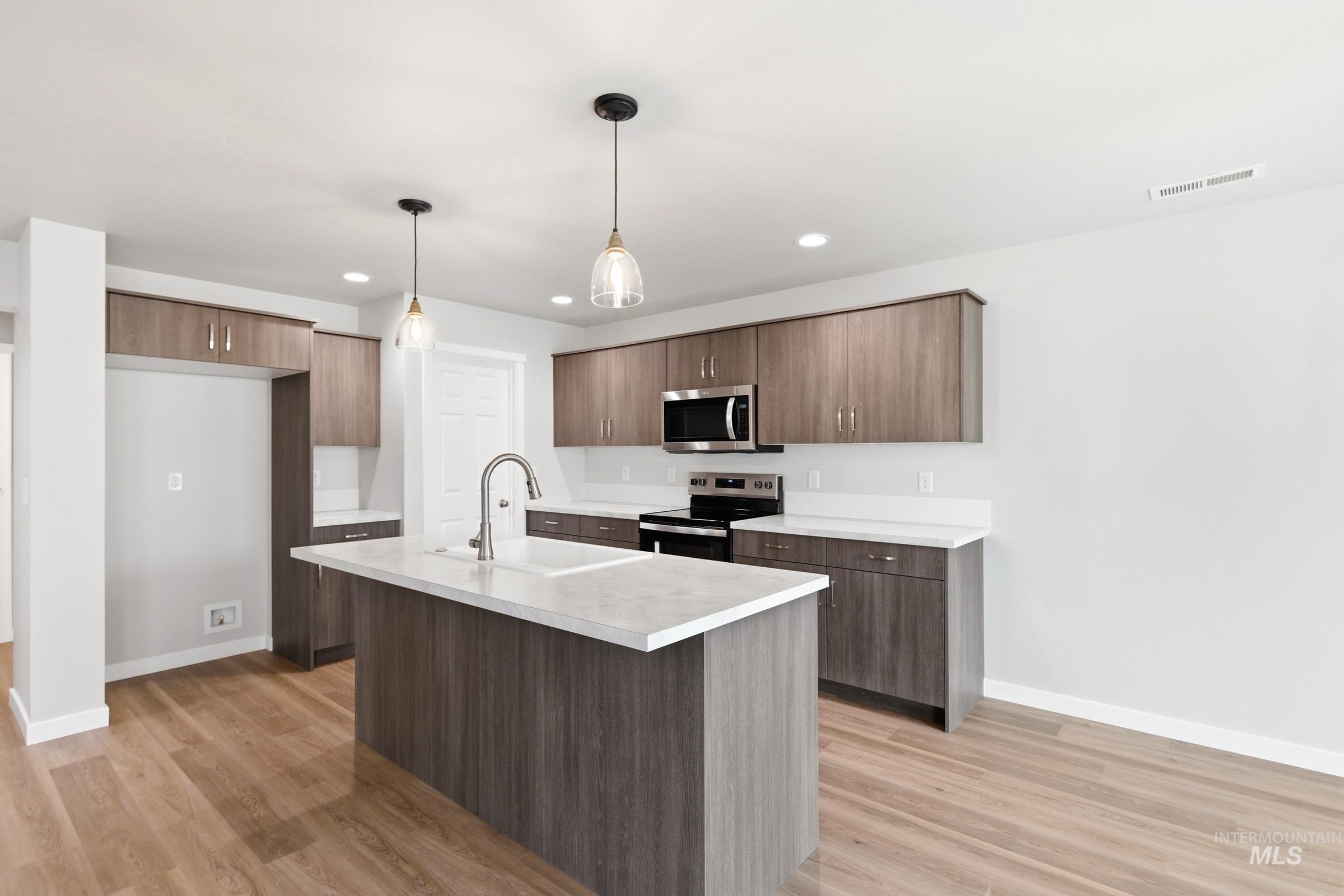 33 S Sweetgrass Ave, Nampa, Idaho 83651, 3 Bedrooms, 2.5 Bathrooms, Residential For Sale, Price $409,990, 98981618