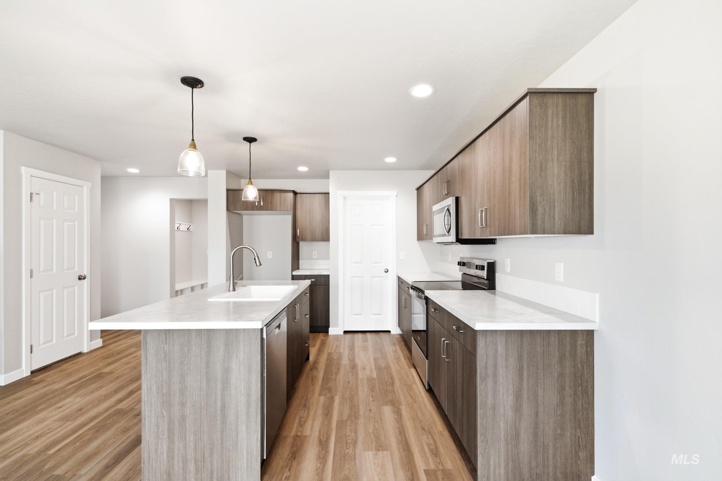 33 S Sweetgrass Ave, Nampa, Idaho 83651, 3 Bedrooms, 2.5 Bathrooms, Residential For Sale, Price $409,990, 98981618