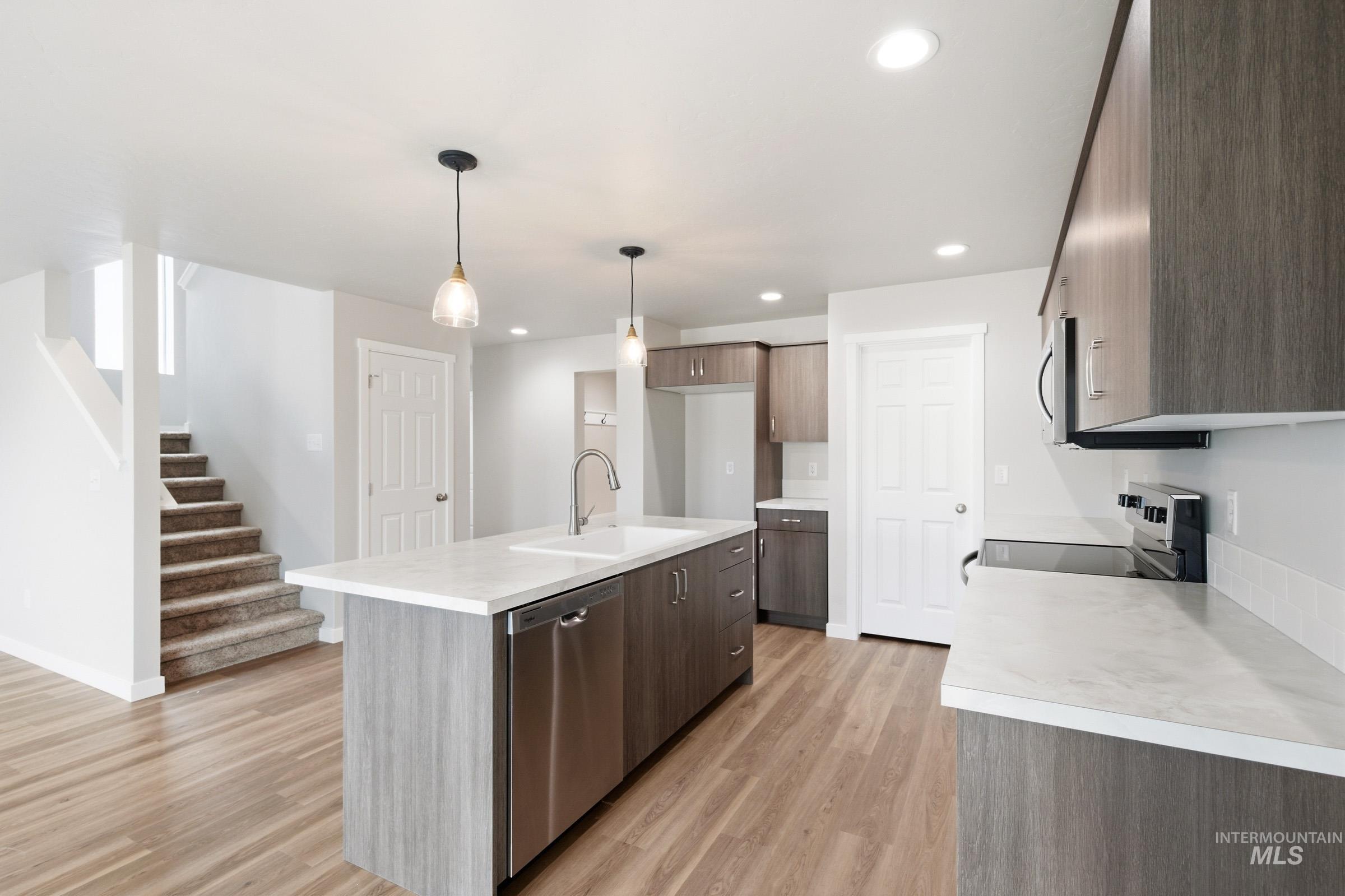 33 S Sweetgrass Ave, Nampa, Idaho 83651, 3 Bedrooms, 2.5 Bathrooms, Residential For Sale, Price $409,990, 98981618