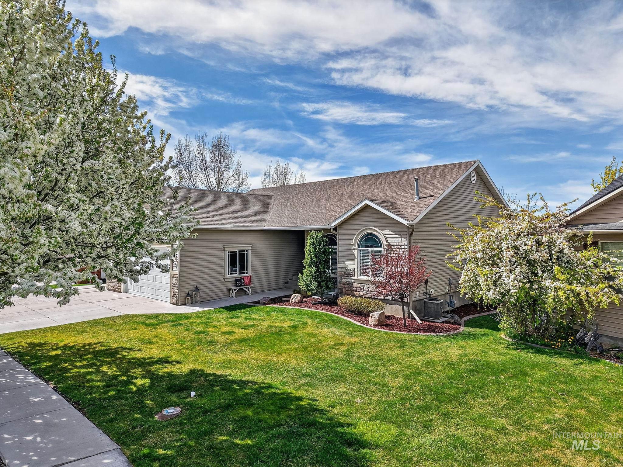 880 Redman, Chubbuck, Idaho 83202, 4 Bedrooms, 3 Bathrooms, Residential For Sale, Price $539,000,MLS 98981752