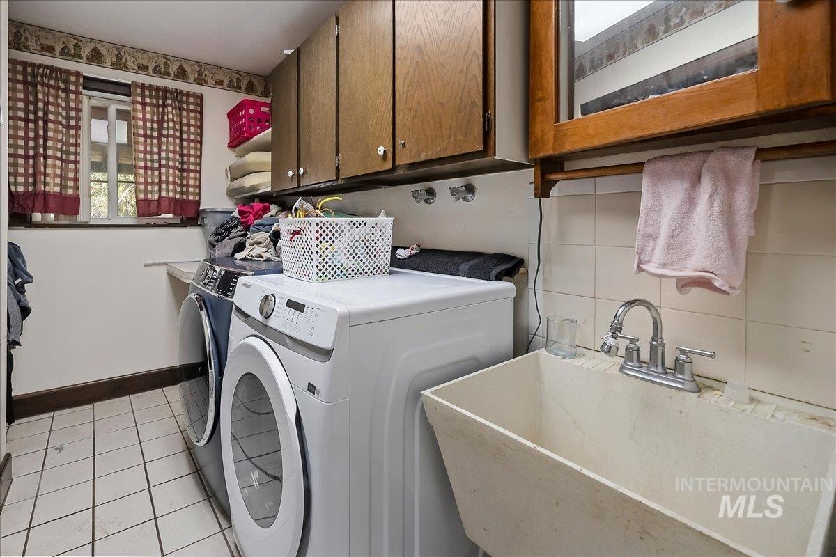166 W 300 S, Jerome, Idaho 83338, 6 Bedrooms, 2.5 Bathrooms, Residential For Sale, Price $585,000,MLS 98981789